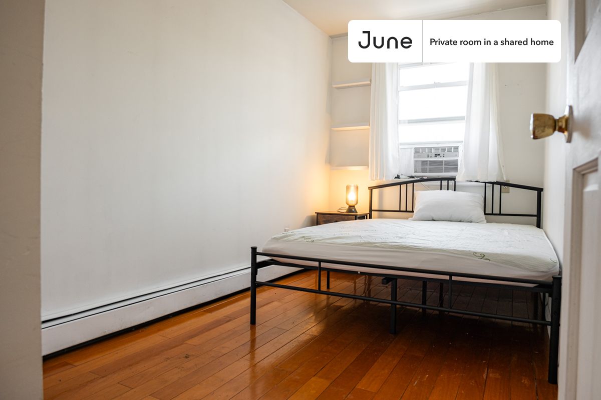 PLEASE NOTE: This is a private room in a shared apartment. You will have your own bedroom and shared common areas (kitchen, bathroom, etc.) with other residents.
Queen bedroom in a 2 bedroom / 2 bathroom apartment!
Check out 3D tour now: https://jnhm.es/8fV
This Queen room in Fort Greene is available on a 12 month lease or a flexible short term (31 to 364 days) lease. You pick your custom start and end date. Monthly rent rate is determined by furnishing preference, move-in date and move-out date. Speak to a June representative for recommendations on the best stay duration for the lowest rate, and learn more about this home on the June website: https://jnhm.es/6AV
Amenities of this home: Furnished Common Areas, Wi-Fi - Paid separately (High-Speed), Guarantors Allowed, 32-inch Flat-Screen TV, Dining area, Shared Home Office, Hardwood Flooring, Oven, Refrigerator, Heating | Baseboard Gas heating, also, this unit is conveniently located, several local parks, restaurants and bars are just minutes away.
About June Homes: Welcome to the easiest rental experience of your life. Rent furnished or unfurnished apartments on a 12 month lease or a flexible short term (31 to 364 days). As a resident, you’ll have access to 24/7 support and monthly cleanings of the home’s shared spaces. Sign up now to apply online for your next home with June: https://jnhm.es/sign-roomi
Brokers welcome! Contact us for more details.
Interested? Use this listing ID when speaking to June team: #1822 A