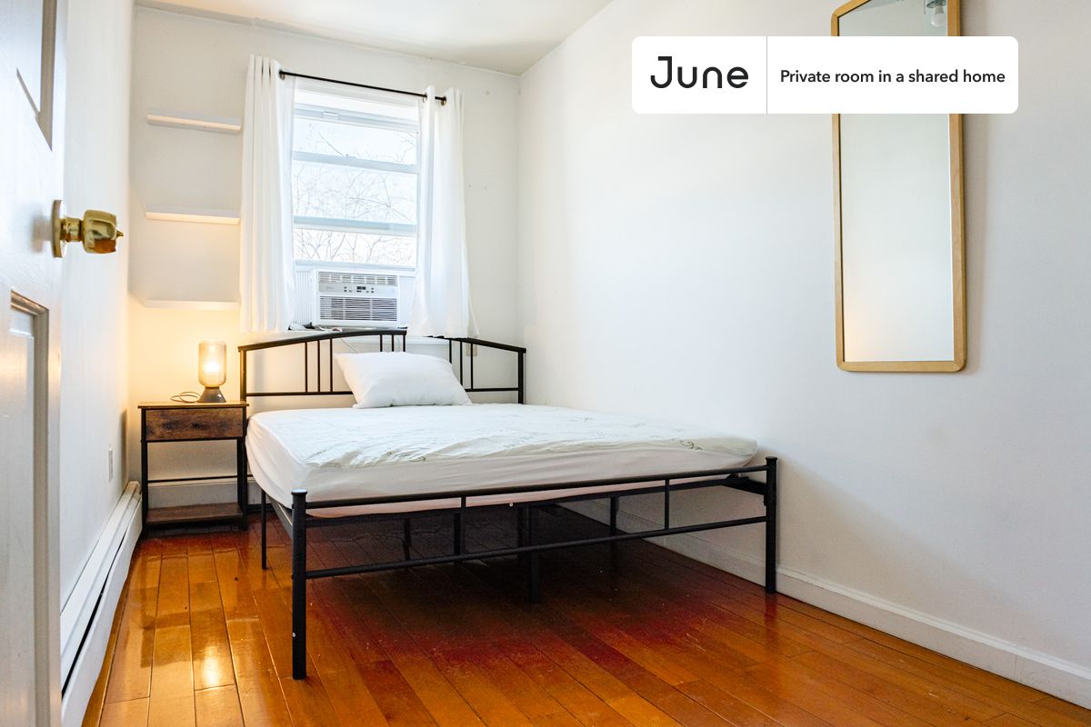 PLEASE NOTE: This is a private room in a shared apartment. You will have your own bedroom and shared common areas (kitchen, bathroom, etc.) with other residents.
Queen bedroom in a 2 bedroom / 2 bathroom apartment!
Check out 3D tour now: https://jnhm.es/8fV
This Queen room in Fort Greene is available on a 12 month lease or a flexible short term (31 to 364 days) lease. You pick your custom start and end date. Monthly rent rate is determined by furnishing preference, move-in date and move-out date. Speak to a June representative for recommendations on the best stay duration for the lowest rate, and learn more about this home on the June website: https://jnhm.es/6AV
Amenities of this home: Furnished Common Areas, Wi-Fi - Paid separately (High-Speed), Guarantors Allowed, 32-inch Flat-Screen TV, Dining area, Shared Home Office, Hardwood Flooring, Oven, Refrigerator, Heating | Baseboard Gas heating, also, this unit is conveniently located, several local parks, restaurants and bars are just minutes away.
About June Homes: Welcome to the easiest rental experience of your life. Rent furnished or unfurnished apartments on a 12 month lease or a flexible short term (31 to 364 days). As a resident, you’ll have access to 24/7 support and monthly cleanings of the home’s shared spaces. Sign up now to apply online for your next home with June: https://jnhm.es/sign-roomi
Brokers welcome! Contact us for more details.
Interested? Use this listing ID when speaking to June team: #1822 A
