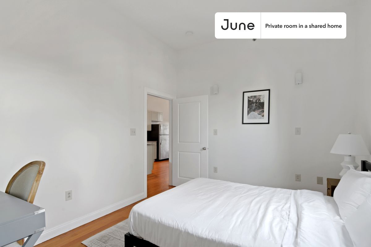 

PLEASE NOTE: This is a private room in a shared apartment. You will have your own bedroom and shared common areas (kitchen, bathroom, etc.) with other residents.

Queen bedroom in a 4 bedroom / 2 bathroom apartment!

Check out 3D tour now:  https://jnhm.es/YD

This  Queen room in Roxbury  is available on a 12 month lease or a flexible short term (31 to 364 days) lease. You pick your custom start and end date. Monthly rent rate is determined by furnishing preference, move-in date and move-out date. Speak to a June representative for recommendations on the best stay duration for the lowest rate, and learn more about this home on the June website:  https://jnhm.es/5NN

Amenities of this home:   Dishwasher,    Patio,    Furnished Common Areas,    Wi-Fi - Paid separately (High-Speed),    Guarantors Allowed,       32-inch Flat-Screen TV,       Hardwood Flooring,    Microwave,    Oven,    Refrigerator,    Air Conditioning | HVAC,   also, this unit is conveniently located, several local parks, restaurants and bars are just minutes away.

About June Homes: Welcome to the easiest rental experience of your life. Rent furnished or unfurnished apartments on a 12 month lease or a flexible short term (31 to 364 days). As a resident, you’ll have access to 24/7 support and monthly cleanings of the home’s shared spaces. Sign up now to apply online for your next home with June: https://jnhm.es/sign-roomi

Brokers welcome! Contact us for more details.

Interested? Kindly note that the minimum stay duration would be 31 days. 

Use this listing ID when speaking to June team:  #829 A
