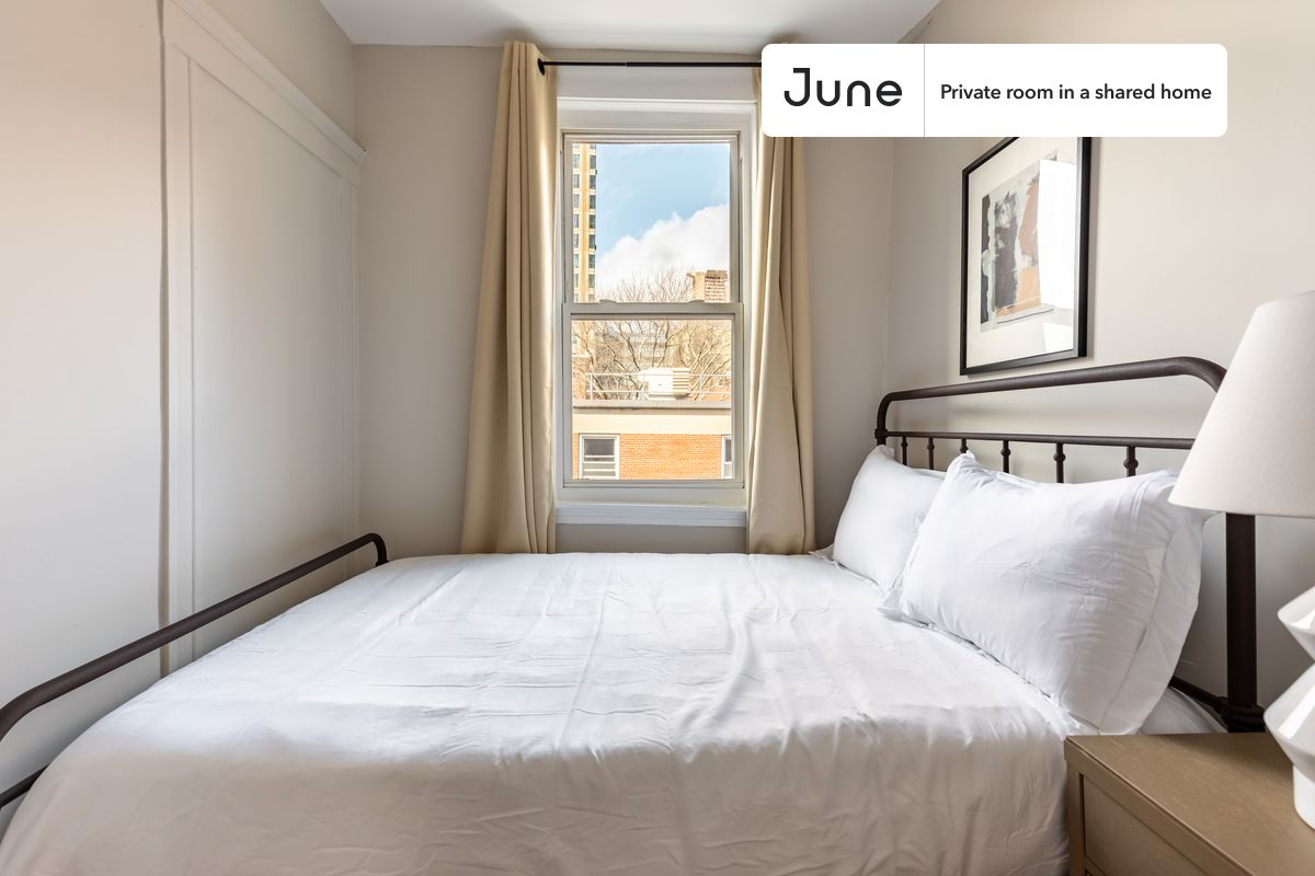 

PLEASE NOTE: This is a private room in a shared apartment. You will have your own bedroom and shared common areas (kitchen, bathroom, etc.) with other residents.

Full bedroom in a 2 bedroom / 1.5 bathroom apartment!

Check out 3D tour now:  https://jnhm.es/84d

This  Full room in Downtown  is available on a 12 month lease or a flexible short term (31 to 364 days) lease. You pick your custom start and end date. Monthly rent rate is determined by furnishing preference, move-in date and move-out date. Speak to a June representative for recommendations on the best stay duration for the lowest rate, and learn more about this home on the June website:  https://jnhm.es/63l

Amenities of this home:   Furnished Common Areas,    Wi-Fi - Paid separately (High-Speed),    Guarantors Allowed,          Street parking - City permit required,    Laundry in home (free),    Hardwood Flooring,    Microwave,    Oven,    Refrigerator,   also, this unit is conveniently located, several local parks, restaurants and bars are just minutes away.

About June Homes: Welcome to the easiest rental experience of your life. Rent furnished or unfurnished apartments on a 12 month lease or a flexible short term (31 to 364 days). As a resident, you’ll have access to 24/7 support and monthly cleanings of the home’s shared spaces. Sign up now to apply online for your next home with June: https://jnhm.es/sign-roomi

Brokers welcome! Contact us for more details.

Interested? Kindly note that the minimum stay duration would be 31 days. 

Use this listing ID when speaking to June team:  #1103 B