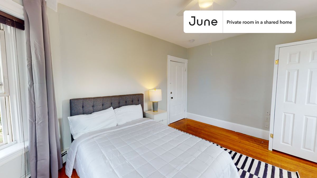 

PLEASE NOTE: This is a private room in a shared apartment. You will have your own bedroom and shared common areas (kitchen, bathroom, etc.) with other residents.

Full bedroom in a 4 bedroom / 2 bathroom apartment!

Check out 3D tour now:  https://jnhm.es/89x

This  Full room in Allston  is available on a 12 month lease or a flexible short term (31 to 364 days) lease. You pick your custom start and end date. Monthly rent rate is determined by furnishing preference, move-in date and move-out date. Speak to a June representative for recommendations on the best stay duration for the lowest rate, and learn more about this home on the June website:  https://jnhm.es/6fA

Amenities of this home:   Dishwasher,    Furnished Common Areas,    Wi-Fi - Paid separately (High-Speed),    Guarantors Allowed,       32-inch Flat-Screen TV,    Dining area,       Street parking - City permit required,    Laundry - Paid separately (in building),    Living area,    Hardwood Flooring,    Microwave,    Oven,    Refrigerator,   also, this unit is conveniently located, several local parks, restaurants and bars are just minutes away.

About June Homes: Welcome to the easiest rental experience of your life. Rent furnished or unfurnished apartments on a 12 month lease or a flexible short term (31 to 364 days). As a resident, you’ll have access to 24/7 support and monthly cleanings of the home’s shared spaces. Sign up now to apply online for your next home with June: https://jnhm.es/sign-roomi

Brokers welcome! Contact us for more details.

Interested? Kindly note that the minimum stay duration would be 31 days. 

Use this listing ID when speaking to June team:  #1390 B