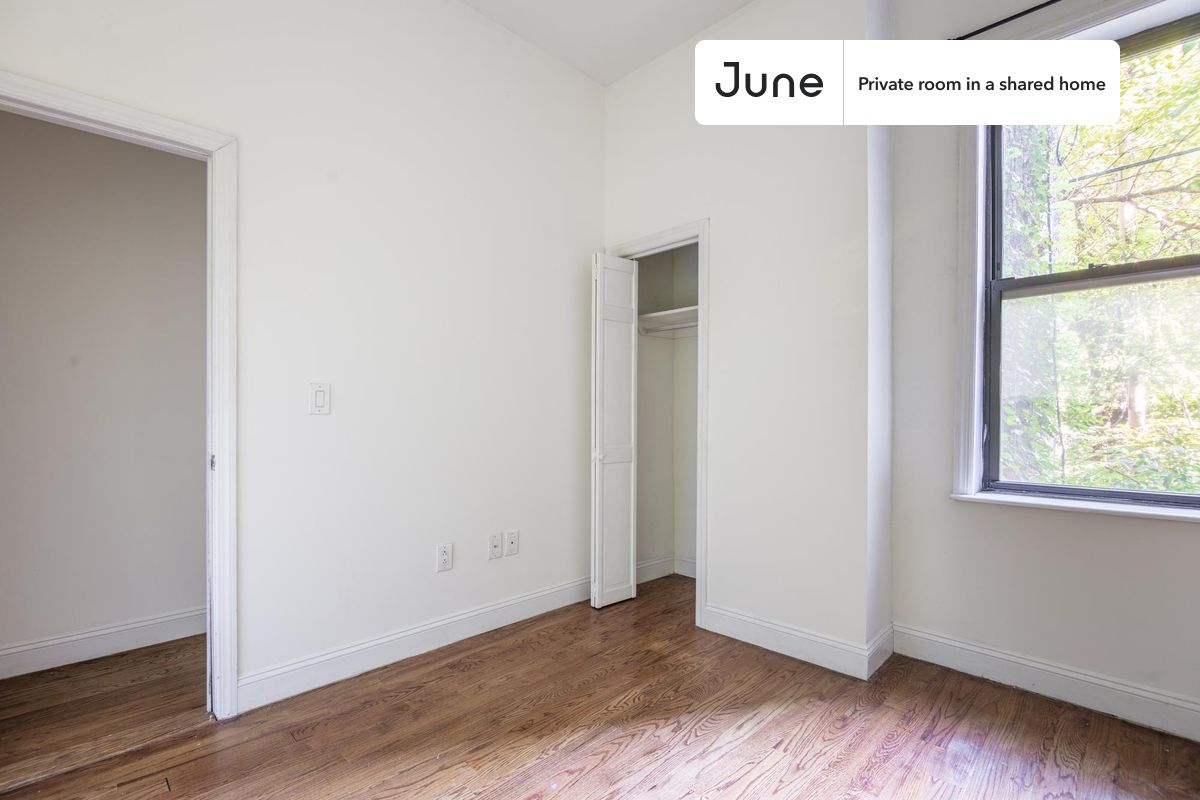PLEASE NOTE: This is a private room in a shared apartment. You will have your own bedroom and shared common areas (kitchen, bathroom, etc.) with other residents.
Full bedroom in a 4 bedroom / 1 bathroom apartment!
Check out 3D tour now: https://jnhm.es/8bo
This Full room in Crown Heights is available on a 12 month lease or a flexible short term (31 to 364 days) lease. You pick your custom start and end date. Monthly rent rate is determined by furnishing preference, move-in date and move-out date. Speak to a June representative for recommendations on the best stay duration for the lowest rate, and learn more about this home on the June website: https://jnhm.es/6oO
Amenities of this home: Dishwasher, Furnished Common Areas, Wi-Fi - Paid separately (High-Speed), Guarantors Allowed, Dine in kitchen, Laundry in building (free), Living area, Hardwood Flooring, Microwave, Oven, Refrigerator, also, this unit is conveniently located, several local parks, restaurants and bars are just minutes away.
About June Homes: Welcome to the easiest rental experience of your life. Rent furnished or unfurnished apartments on a 12 month lease or a flexible short term (31 to 364 days). As a resident, you’ll have access to 24/7 support and monthly cleanings of the home’s shared spaces. Sign up now to apply online for your next home with June: https://jnhm.es/sign-roomi
Brokers welcome! Contact us for more details.
Interested? Use this listing ID when speaking to June team: #1597 C