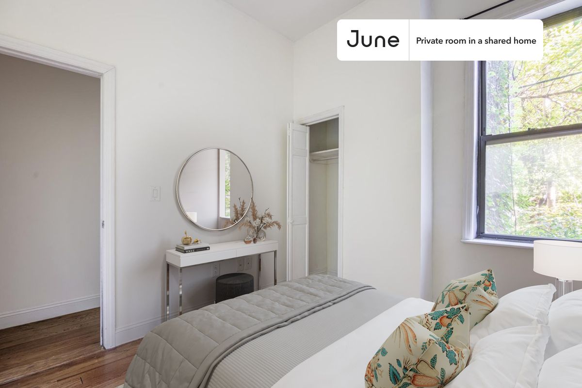 PLEASE NOTE: This is a private room in a shared apartment. You will have your own bedroom and shared common areas (kitchen, bathroom, etc.) with other residents.
Full bedroom in a 4 bedroom / 1 bathroom apartment!
Check out 3D tour now: https://jnhm.es/8bo
This Full room in Crown Heights is available on a 12 month lease or a flexible short term (31 to 364 days) lease. You pick your custom start and end date. Monthly rent rate is determined by furnishing preference, move-in date and move-out date. Speak to a June representative for recommendations on the best stay duration for the lowest rate, and learn more about this home on the June website: https://jnhm.es/6oO
Amenities of this home: Dishwasher, Furnished Common Areas, Wi-Fi - Paid separately (High-Speed), Guarantors Allowed, Dine in kitchen, Laundry in building (free), Living area, Hardwood Flooring, Microwave, Oven, Refrigerator, also, this unit is conveniently located, several local parks, restaurants and bars are just minutes away.
About June Homes: Welcome to the easiest rental experience of your life. Rent furnished or unfurnished apartments on a 12 month lease or a flexible short term (31 to 364 days). As a resident, you’ll have access to 24/7 support and monthly cleanings of the home’s shared spaces. Sign up now to apply online for your next home with June: https://jnhm.es/sign-roomi
Brokers welcome! Contact us for more details.
Interested? Use this listing ID when speaking to June team: #1597 C