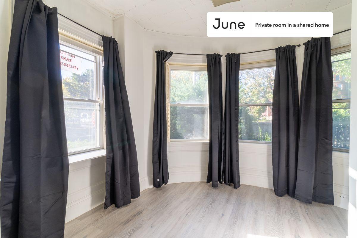 

PLEASE NOTE: This is a private room in a shared apartment. You will have your own bedroom and shared common areas (kitchen, bathroom, etc.) with other residents.

Queen bedroom in a 4 bedroom / 1.5 bathroom apartment!

Check out 3D tour now:  https://jnhm.es/8f0

This  Queen room in Brookline  is available on a 12 month lease or a flexible short term (31 to 364 days) lease. You pick your custom start and end date. Monthly rent rate is determined by furnishing preference, move-in date and move-out date. Speak to a June representative for recommendations on the best stay duration for the lowest rate, and learn more about this home on the June website:  https://jnhm.es/6xA

Amenities of this home:   Wi-Fi - Paid separately (High-Speed),    Guarantors Allowed,          Laundry - Paid separately (in building),    Hardwood Flooring,    Oven,    Refrigerator,   also, this unit is conveniently located, several local parks, restaurants and bars are just minutes away.

About June Homes: Welcome to the easiest rental experience of your life. Rent furnished or unfurnished apartments on a 12 month lease or a flexible short term (31 to 364 days). As a resident, you’ll have access to 24/7 support and monthly cleanings of the home’s shared spaces. Sign up now to apply online for your next home with June: https://jnhm.es/sign-roomi

Brokers welcome! Contact us for more details.

Interested? Kindly note that the minimum stay duration would be 31 days. 

Use this listing ID when speaking to June team:  #1765 D