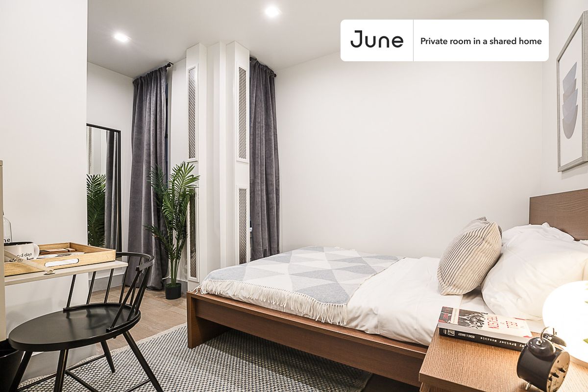 PLEASE NOTE: This is a private room in a shared apartment. You will have your own bedroom and shared common areas (kitchen, bathroom, etc.) with other residents.
Full bedroom in a 3 bedroom / 2 bathroom apartment!
Check out 3D tour now: https://jnhm.es/Qi
This Full room in Upper West Side is available on a 12 month lease or a flexible short term (31 to 364 days) lease. You pick your custom start and end date. Monthly rent rate is determined by furnishing preference, move-in date and move-out date. Speak to a June representative for recommendations on the best stay duration for the lowest rate, and learn more about this home on the June website: https://jnhm.es/BN
Amenities of this home: 32-inch Flat-Screen TV, Dine in kitchen, Laundry in home (free), Dishwasher, Furnished Common Areas, Wi-Fi - Paid separately (High-Speed), Guarantors Allowed, Hardwood Flooring, Microwave, Oven, Refrigerator, also, this unit is conveniently located, several local parks, restaurants and bars are just minutes away.
About June Homes: Welcome to the easiest rental experience of your life. Rent furnished or unfurnished apartments on a 12 month lease or a flexible short term (31 to 364 days). As a resident, you’ll have access to 24/7 support and monthly cleanings of the home’s shared spaces. Sign up now to apply online for your next home with June: https://jnhm.es/sign-roomi
Brokers welcome! Contact us for more details.
Interested? Use this listing ID when speaking to June team: #186 A