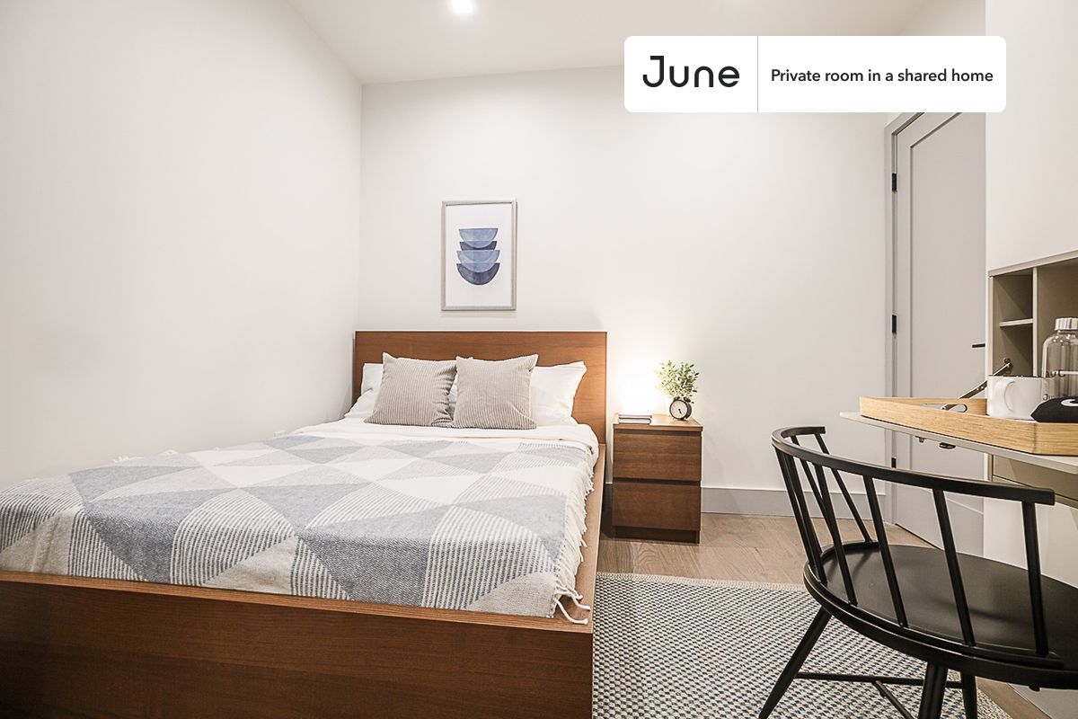 PLEASE NOTE: This is a private room in a shared apartment. You will have your own bedroom and shared common areas (kitchen, bathroom, etc.) with other residents.
Full bedroom in a 3 bedroom / 2 bathroom apartment!
Check out 3D tour now: https://jnhm.es/Qi
This Full room in Upper West Side is available on a 12 month lease or a flexible short term (31 to 364 days) lease. You pick your custom start and end date. Monthly rent rate is determined by furnishing preference, move-in date and move-out date. Speak to a June representative for recommendations on the best stay duration for the lowest rate, and learn more about this home on the June website: https://jnhm.es/BN
Amenities of this home: 32-inch Flat-Screen TV, Dine in kitchen, Laundry in home (free), Dishwasher, Furnished Common Areas, Wi-Fi - Paid separately (High-Speed), Guarantors Allowed, Hardwood Flooring, Microwave, Oven, Refrigerator, also, this unit is conveniently located, several local parks, restaurants and bars are just minutes away.
About June Homes: Welcome to the easiest rental experience of your life. Rent furnished or unfurnished apartments on a 12 month lease or a flexible short term (31 to 364 days). As a resident, you’ll have access to 24/7 support and monthly cleanings of the home’s shared spaces. Sign up now to apply online for your next home with June: https://jnhm.es/sign-roomi
Brokers welcome! Contact us for more details.
Interested? Use this listing ID when speaking to June team: #186 A