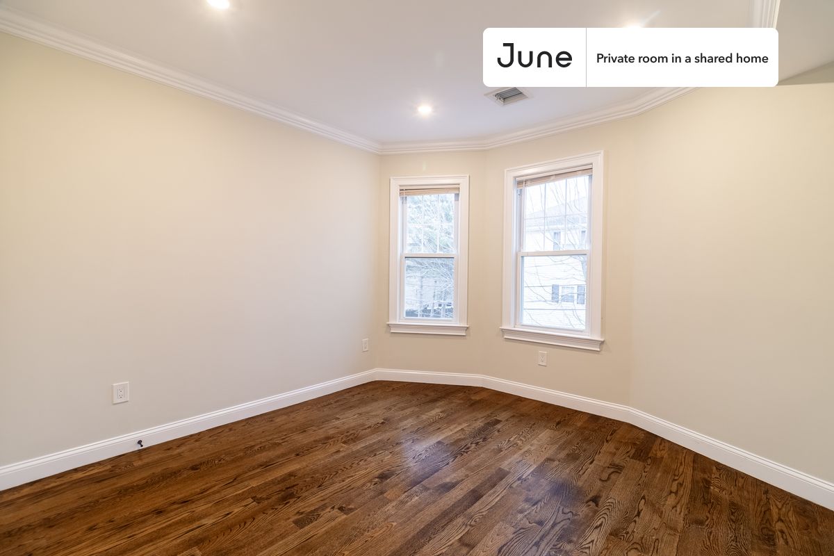 

PLEASE NOTE: This is a private room in a shared apartment. You will have your own bedroom and shared common areas (kitchen, bathroom, etc.) with other residents.

Queen bedroom in a 4 bedroom / 1.5 bathroom apartment!

Check out 3D tour now:  https://jnhm.es/8fu

This  Queen room in Somerville  is available on a 12 month lease or a flexible short term (31 to 364 days) lease. You pick your custom start and end date. Monthly rent rate is determined by furnishing preference, move-in date and move-out date. Speak to a June representative for recommendations on the best stay duration for the lowest rate, and learn more about this home on the June website:  https://jnhm.es/6zg

Amenities of this home:   Dishwasher,    Furnished Common Areas,    Wi-Fi - Paid separately (High-Speed),    Guarantors Allowed,       Dining area,    Laundry in home (free),       Living area,    Hardwood Flooring,    Microwave,    Oven,    Refrigerator,    Air Conditioning | HVAC,   also, this unit is conveniently located, several local parks, restaurants and bars are just minutes away.

About June Homes: Welcome to the easiest rental experience of your life. Rent furnished or unfurnished apartments on a 12 month lease or a flexible short term (31 to 364 days). As a resident, you’ll have access to 24/7 support and monthly cleanings of the home’s shared spaces. Sign up now to apply online for your next home with June: https://jnhm.es/sign-roomi

Brokers welcome! Contact us for more details.

Interested? Kindly note that the minimum stay duration would be 31 days. 

Use this listing ID when speaking to June team:  #1798 A