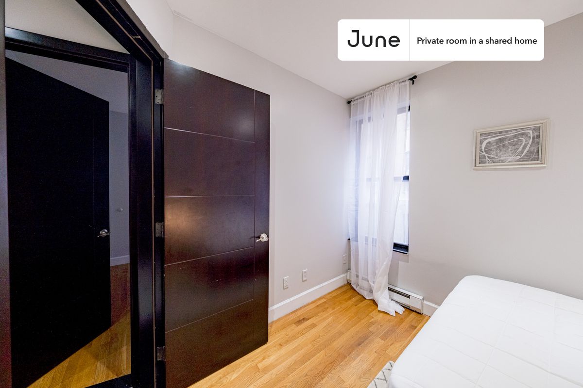 PLEASE NOTE: This is a private room in a shared apartment. You will have your own bedroom and shared common areas (kitchen, bathroom, etc.) with other residents.
Full bedroom in a 3 bedroom / 1 bathroom apartment!
Check out 3D tour now: https://jnhm.es/8g1
This Full room in Central Harlem is available on a 12 month lease or a flexible short term (31 to 364 days) lease. You pick your custom start and end date. Monthly rent rate is determined by furnishing preference, move-in date and move-out date. Speak to a June representative for recommendations on the best stay duration for the lowest rate, and learn more about this home on the June website: https://jnhm.es/6Bs
Amenities of this home: Dishwasher, Furnished Common Areas, Wi-Fi - Paid separately (High-Speed), Guarantors Allowed, Dining area, Laundry in home (free), Hardwood Flooring, Microwave, Oven, Refrigerator, also, this unit is conveniently located, several local parks, restaurants and bars are just minutes away.
About June Homes: Welcome to the easiest rental experience of your life. Rent furnished or unfurnished apartments on a 12 month lease or a flexible short term (31 to 364 days). As a resident, you’ll have access to 24/7 support and monthly cleanings of the home’s shared spaces. Sign up now to apply online for your next home with June: https://jnhm.es/sign-roomi
Brokers welcome! Contact us for more details.
Interested? Use this listing ID when speaking to June team: #1831 A