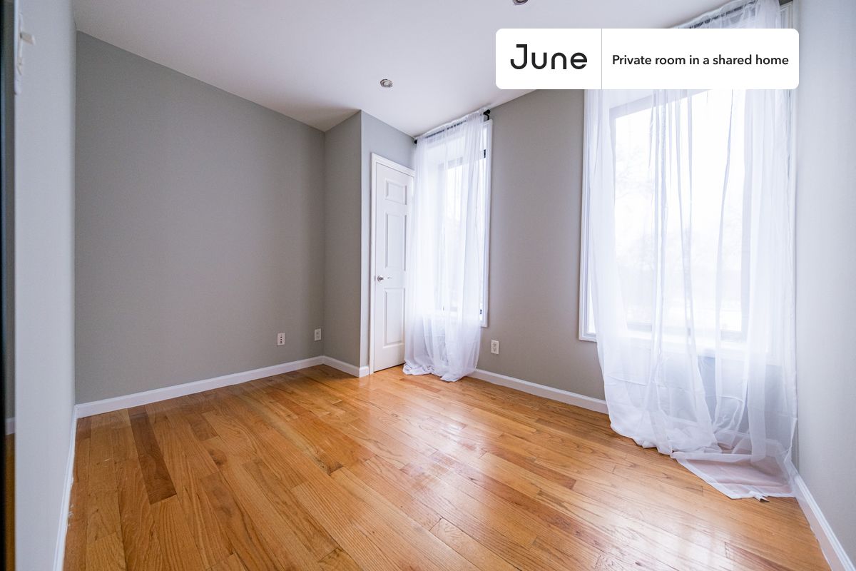 PLEASE NOTE: This is a private room in a shared apartment. You will have your own bedroom and shared common areas (kitchen, bathroom, etc.) with other residents.
Full bedroom in a 4 bedroom / 2 bathroom apartment!
Check out 3D tour now: https://jnhm.es/8g0
This Full room in Upper West Side is available on a 12 month lease or a flexible short term (31 to 364 days) lease. You pick your custom start and end date. Monthly rent rate is determined by furnishing preference, move-in date and move-out date. Speak to a June representative for recommendations on the best stay duration for the lowest rate, and learn more about this home on the June website: https://jnhm.es/6Bb
Amenities of this home: Dishwasher, Furnished Common Areas, Wi-Fi - Paid separately (High-Speed), Guarantors Allowed, Dining area, Laundry in home (free), Hardwood Flooring, Oven, Refrigerator, Air Conditioning | HVAC, also, this unit is conveniently located, several local parks, restaurants and bars are just minutes away.
About June Homes: Welcome to the easiest rental experience of your life. Rent furnished or unfurnished apartments on a 12 month lease or a flexible short term (31 to 364 days). As a resident, you’ll have access to 24/7 support and monthly cleanings of the home’s shared spaces. Sign up now to apply online for your next home with June: https://jnhm.es/sign-roomi
Brokers welcome! Contact us for more details.
Interested? Use this listing ID when speaking to June team: #1827 C