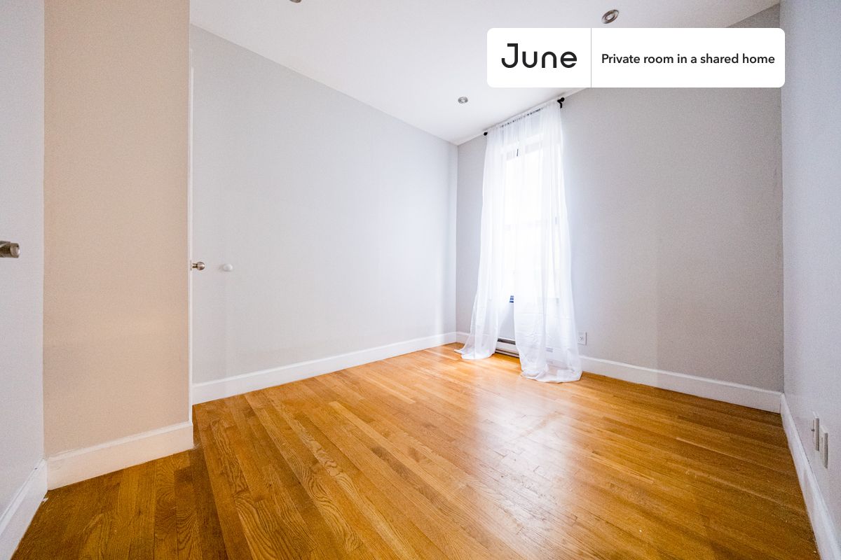 PLEASE NOTE: This is a private room in a shared apartment. You will have your own bedroom and shared common areas (kitchen, bathroom, etc.) with other residents.
Full bedroom in a 3 bedroom / 1 bathroom apartment!
Check out 3D tour now: https://jnhm.es/8g1
This Full room in Central Harlem is available on a 12 month lease or a flexible short term (31 to 364 days) lease. You pick your custom start and end date. Monthly rent rate is determined by furnishing preference, move-in date and move-out date. Speak to a June representative for recommendations on the best stay duration for the lowest rate, and learn more about this home on the June website: https://jnhm.es/6Bt
Amenities of this home: Dishwasher, Furnished Common Areas, Wi-Fi - Paid separately (High-Speed), Guarantors Allowed, Dining area, Laundry in home (free), Hardwood Flooring, Microwave, Oven, Refrigerator, also, this unit is conveniently located, several local parks, restaurants and bars are just minutes away.
About June Homes: Welcome to the easiest rental experience of your life. Rent furnished or unfurnished apartments on a 12 month lease or a flexible short term (31 to 364 days). As a resident, you’ll have access to 24/7 support and monthly cleanings of the home’s shared spaces. Sign up now to apply online for your next home with June: https://jnhm.es/sign-roomi
Brokers welcome! Contact us for more details.
Interested? Use this listing ID when speaking to June team: #1831 B