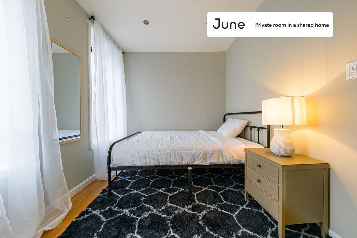 PLEASE NOTE: This is a private room in a shared apartment. You will have your own bedroom and shared common areas (kitchen, bathroom, etc.) with other residents.
Full bedroom in a 4 bedroom / 2 bathroom apartment!
Check out 3D tour now: https://jnhm.es/8g0
This Full room in Upper West Side is available on a 12 month lease or a flexible short term (31 to 364 days) lease. You pick your custom start and end date. Monthly rent rate is determined by furnishing preference, move-in date and move-out date. Speak to a June representative for recommendations on the best stay duration for the lowest rate, and learn more about this home on the June website: https://jnhm.es/6Ba
Amenities of this home: Dishwasher, Furnished Common Areas, Wi-Fi - Paid separately (High-Speed), Guarantors Allowed, Dining area, Laundry in home (free), Hardwood Flooring, Oven, Refrigerator, Air Conditioning | HVAC, also, this unit is conveniently located, several local parks, restaurants and bars are just minutes away.
About June Homes: Welcome to the easiest rental experience of your life. Rent furnished or unfurnished apartments on a 12 month lease or a flexible short term (31 to 364 days). As a resident, you’ll have access to 24/7 support and monthly cleanings of the home’s shared spaces. Sign up now to apply online for your next home with June: https://jnhm.es/sign-roomi
Brokers welcome! Contact us for more details.
Interested? Use this listing ID when speaking to June team: #1827 D