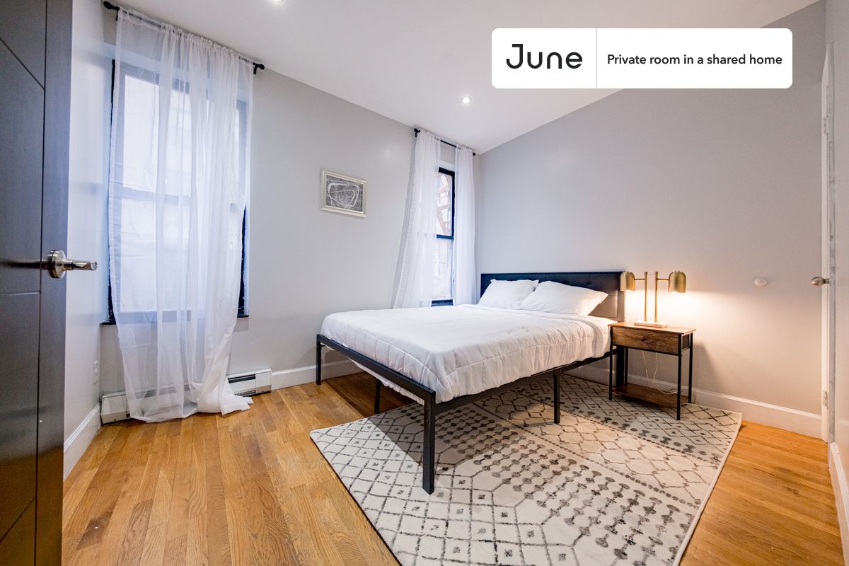 PLEASE NOTE: This is a private room in a shared apartment. You will have your own bedroom and shared common areas (kitchen, bathroom, etc.) with other residents.
Full bedroom in a 3 bedroom / 1 bathroom apartment!
Check out 3D tour now: https://jnhm.es/8g1
This Full room in Central Harlem is available on a 12 month lease or a flexible short term (31 to 364 days) lease. You pick your custom start and end date. Monthly rent rate is determined by furnishing preference, move-in date and move-out date. Speak to a June representative for recommendations on the best stay duration for the lowest rate, and learn more about this home on the June website: https://jnhm.es/6Bs
Amenities of this home: Dishwasher, Furnished Common Areas, Wi-Fi - Paid separately (High-Speed), Guarantors Allowed, Dining area, Laundry in home (free), Hardwood Flooring, Microwave, Oven, Refrigerator, also, this unit is conveniently located, several local parks, restaurants and bars are just minutes away.
About June Homes: Welcome to the easiest rental experience of your life. Rent furnished or unfurnished apartments on a 12 month lease or a flexible short term (31 to 364 days). As a resident, you’ll have access to 24/7 support and monthly cleanings of the home’s shared spaces. Sign up now to apply online for your next home with June: https://jnhm.es/sign-roomi
Brokers welcome! Contact us for more details.
Interested? Use this listing ID when speaking to June team: #1831 A
