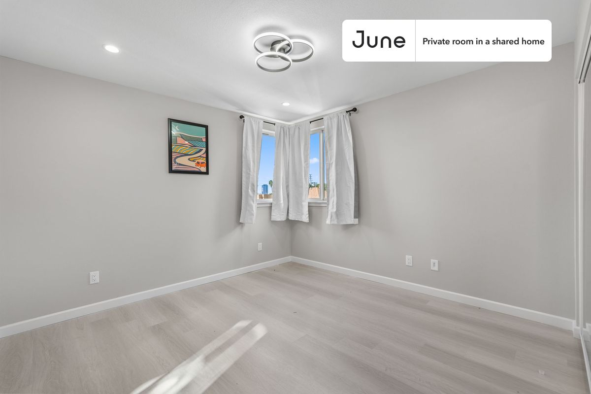 

PLEASE NOTE: This is a private room in a shared apartment. You will have your own bedroom and shared common areas (kitchen, bathroom, etc.) with other residents.

Queen bedroom in a 5 bedroom / 5 bathroom apartment!

Check out 3D tour now:  https://jnhm.es/8g3

This  Queen room in Boyle Heights  is available on a 12 month lease or a flexible short term (31 to 364 days) lease. You pick your custom start and end date. Monthly rent rate is determined by furnishing preference, move-in date and move-out date. Speak to a June representative for recommendations on the best stay duration for the lowest rate, and learn more about this home on the June website:  https://jnhm.es/6Bg

Amenities of this home:   Dishwasher,    Furnished Common Areas,    Wi-Fi - Paid separately (High-Speed),    Guarantors Allowed,       32-inch Flat-Screen TV,    Dining area,    Couple-Friendly,    Laundry in home (free),       Hardwood Flooring,    Microwave,    Oven,    Refrigerator,    Air Conditioning | HVAC,   also, this unit is conveniently located, several local parks, restaurants and bars are just minutes away.

About June Homes: Welcome to the easiest rental experience of your life. Rent furnished or unfurnished apartments on a 12 month lease or a flexible short term (31 to 364 days). As a resident, you’ll have access to 24/7 support and monthly cleanings of the home’s shared spaces. Sign up now to apply online for your next home with June: https://jnhm.es/sign-roomi

Brokers welcome! Contact us for more details.

Interested? Use this listing ID when speaking to June team:  #1828 C
