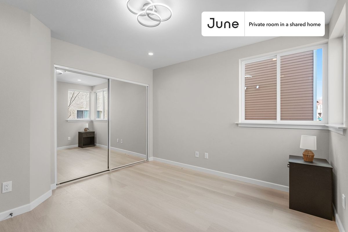 

PLEASE NOTE: This is a private room in a shared apartment. You will have your own bedroom and shared common areas (kitchen, bathroom, etc.) with other residents.

Queen bedroom in a 5 bedroom / 5 bathroom apartment!

Check out 3D tour now:  https://jnhm.es/8g2

This  Queen room in Boyle Heights  is available on a 12 month lease or a flexible short term (31 to 364 days) lease. You pick your custom start and end date. Monthly rent rate is determined by furnishing preference, move-in date and move-out date. Speak to a June representative for recommendations on the best stay duration for the lowest rate, and learn more about this home on the June website:  https://jnhm.es/6Bj

Amenities of this home:   Dishwasher,    Furnished Common Areas,    Wi-Fi - Paid separately (High-Speed),    Guarantors Allowed,       32-inch Flat-Screen TV,    Dining area,    Couple-Friendly,    Paid parking,    Laundry in home (free),       Hardwood Flooring,    Microwave,    Oven,    Refrigerator,    Air Conditioning | HVAC,   also, this unit is conveniently located, several local parks, restaurants and bars are just minutes away.

About June Homes: Welcome to the easiest rental experience of your life. Rent furnished or unfurnished apartments on a 12 month lease or a flexible short term (31 to 364 days). As a resident, you’ll have access to 24/7 support and monthly cleanings of the home’s shared spaces. Sign up now to apply online for your next home with June: https://jnhm.es/sign-roomi

Brokers welcome! Contact us for more details.

Interested? Use this listing ID when speaking to June team:  #1829 A