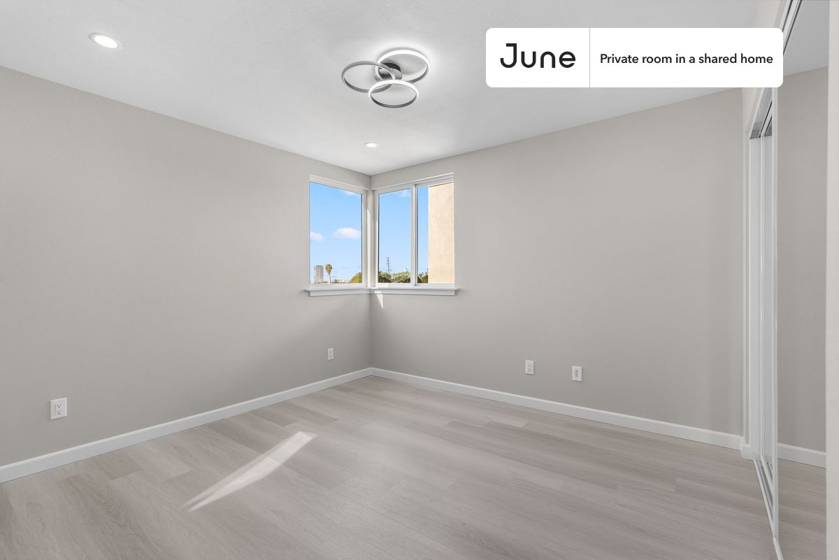 

PLEASE NOTE: This is a private room in a shared apartment. You will have your own bedroom and shared common areas (kitchen, bathroom, etc.) with other residents.

Queen bedroom in a 5 bedroom / 5 bathroom apartment!

Check out 3D tour now:  https://jnhm.es/8g3

This  Queen room in Boyle Heights  is available on a 12 month lease or a flexible short term (31 to 364 days) lease. You pick your custom start and end date. Monthly rent rate is determined by furnishing preference, move-in date and move-out date. Speak to a June representative for recommendations on the best stay duration for the lowest rate, and learn more about this home on the June website:  https://jnhm.es/6Be

Amenities of this home:   Dishwasher,    Furnished Common Areas,    Wi-Fi - Paid separately (High-Speed),    Guarantors Allowed,       32-inch Flat-Screen TV,    Dining area,    Couple-Friendly,    Laundry in home (free),       Hardwood Flooring,    Microwave,    Oven,    Refrigerator,    Air Conditioning | HVAC,   also, this unit is conveniently located, several local parks, restaurants and bars are just minutes away.

About June Homes: Welcome to the easiest rental experience of your life. Rent furnished or unfurnished apartments on a 12 month lease or a flexible short term (31 to 364 days). As a resident, you’ll have access to 24/7 support and monthly cleanings of the home’s shared spaces. Sign up now to apply online for your next home with June: https://jnhm.es/sign-roomi

Brokers welcome! Contact us for more details.

Interested? Use this listing ID when speaking to June team:  #1828 E