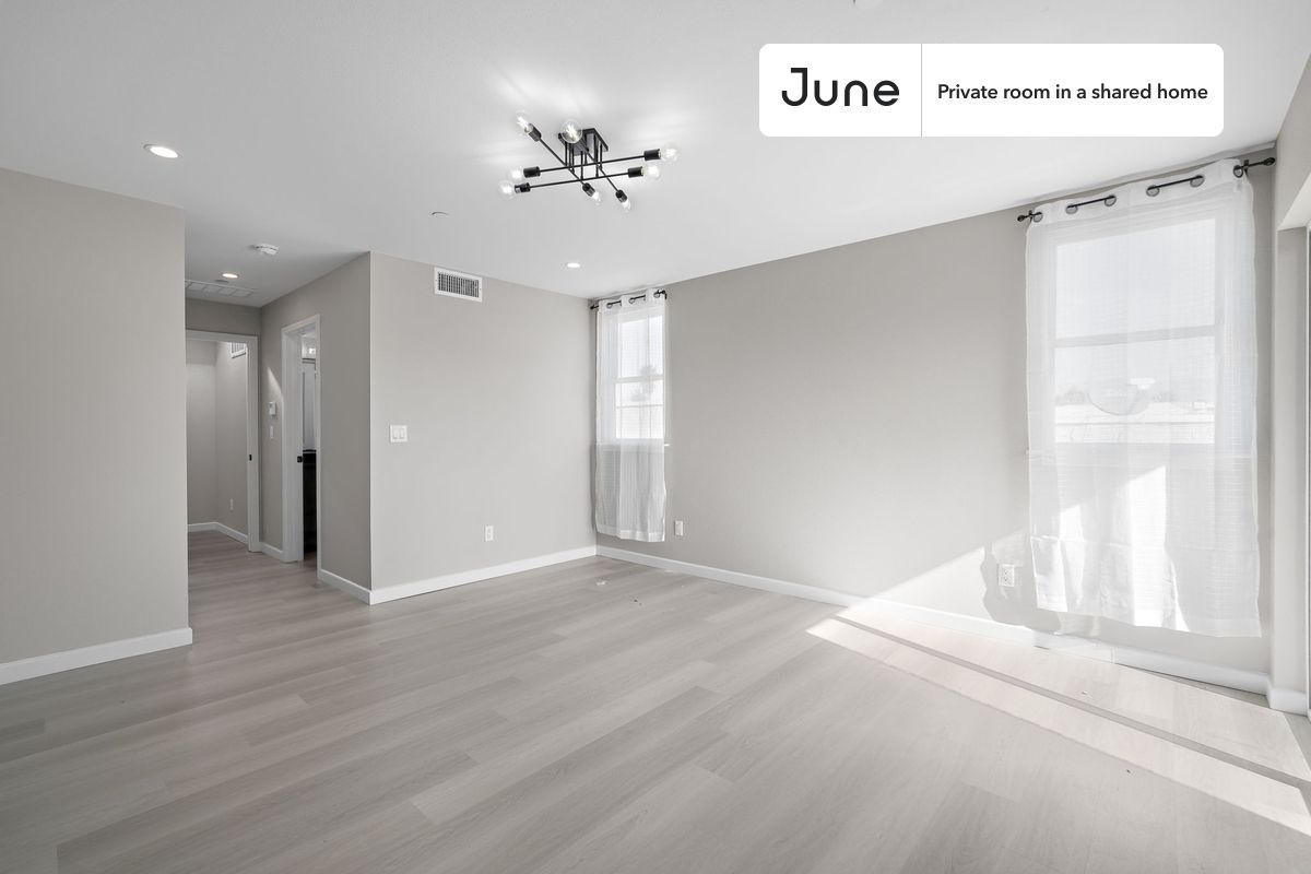 

PLEASE NOTE: This is a private room in a shared apartment. You will have your own bedroom and shared common areas (kitchen, bathroom, etc.) with other residents.

Queen bedroom in a 5 bedroom / 5 bathroom apartment!

Check out 3D tour now:  https://jnhm.es/8g2

This  Queen room in Boyle Heights  is available on a 12 month lease or a flexible short term (31 to 364 days) lease. You pick your custom start and end date. Monthly rent rate is determined by furnishing preference, move-in date and move-out date. Speak to a June representative for recommendations on the best stay duration for the lowest rate, and learn more about this home on the June website:  https://jnhm.es/6Bl

Amenities of this home:   Dishwasher,    Furnished Common Areas,    Wi-Fi - Paid separately (High-Speed),    Guarantors Allowed,       32-inch Flat-Screen TV,    Dining area,    Couple-Friendly,    Paid parking,    Laundry in home (free),       Hardwood Flooring,    Microwave,    Oven,    Refrigerator,    Air Conditioning | HVAC,   also, this unit is conveniently located, several local parks, restaurants and bars are just minutes away.

About June Homes: Welcome to the easiest rental experience of your life. Rent furnished or unfurnished apartments on a 12 month lease or a flexible short term (31 to 364 days). As a resident, you’ll have access to 24/7 support and monthly cleanings of the home’s shared spaces. Sign up now to apply online for your next home with June: https://jnhm.es/sign-roomi

Brokers welcome! Contact us for more details.

Interested? Use this listing ID when speaking to June team:  #1829 D