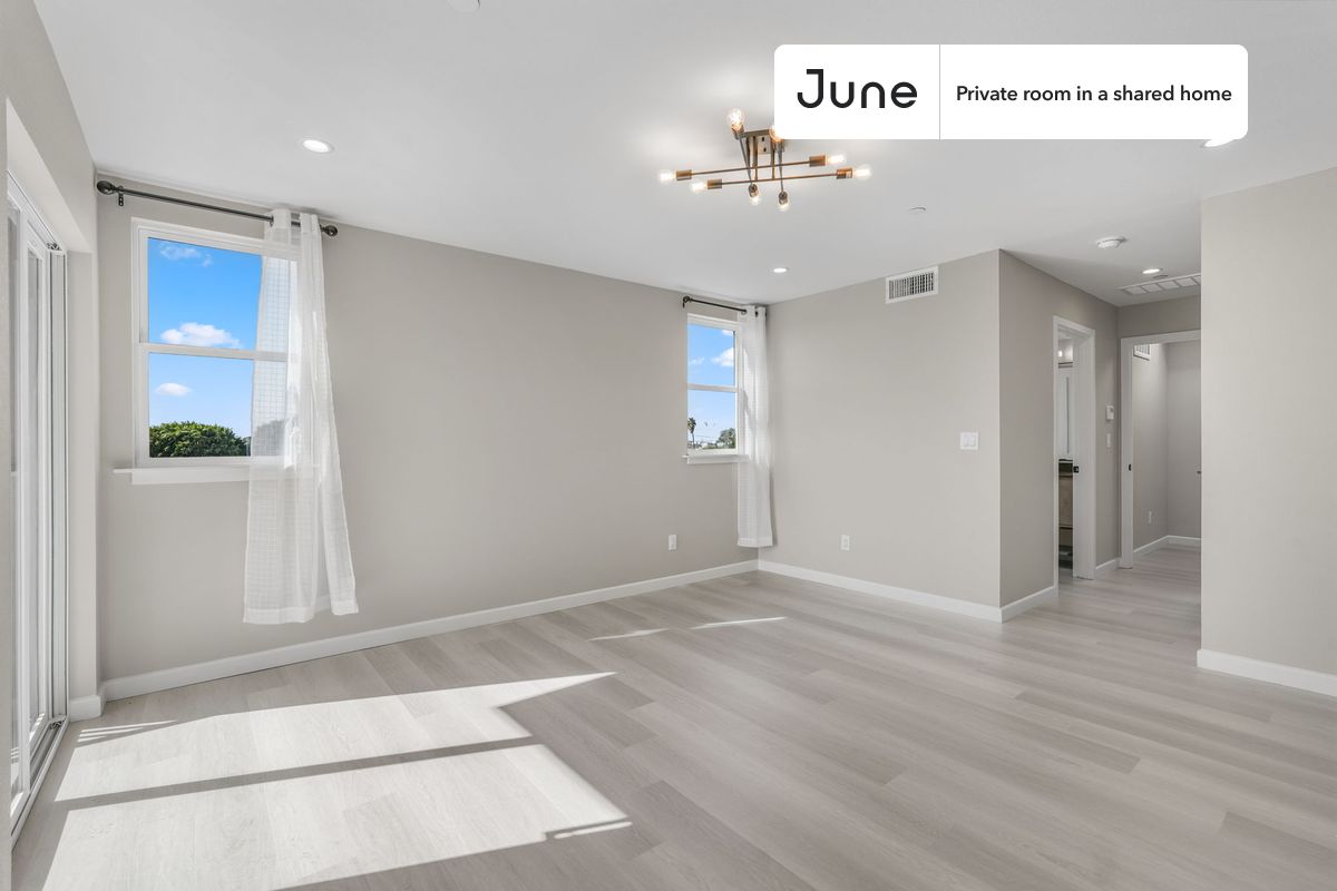 

PLEASE NOTE: This is a private room in a shared apartment. You will have your own bedroom and shared common areas (kitchen, bathroom, etc.) with other residents.

Queen bedroom in a 5 bedroom / 5 bathroom apartment!

Check out 3D tour now:  https://jnhm.es/8g3

This  Queen room in Boyle Heights  is available on a 12 month lease or a flexible short term (31 to 364 days) lease. You pick your custom start and end date. Monthly rent rate is determined by furnishing preference, move-in date and move-out date. Speak to a June representative for recommendations on the best stay duration for the lowest rate, and learn more about this home on the June website:  https://jnhm.es/6Bf

Amenities of this home:   Dishwasher,    Furnished Common Areas,    Wi-Fi - Paid separately (High-Speed),    Guarantors Allowed,       32-inch Flat-Screen TV,    Dining area,    Couple-Friendly,    Laundry in home (free),       Hardwood Flooring,    Microwave,    Oven,    Refrigerator,    Air Conditioning | HVAC,   also, this unit is conveniently located, several local parks, restaurants and bars are just minutes away.

About June Homes: Welcome to the easiest rental experience of your life. Rent furnished or unfurnished apartments on a 12 month lease or a flexible short term (31 to 364 days). As a resident, you’ll have access to 24/7 support and monthly cleanings of the home’s shared spaces. Sign up now to apply online for your next home with June: https://jnhm.es/sign-roomi

Brokers welcome! Contact us for more details.

Interested? Use this listing ID when speaking to June team:  #1828 D