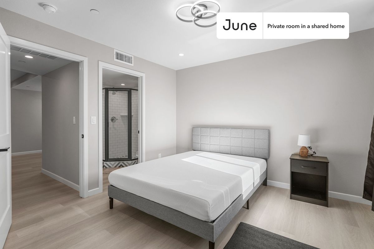 

PLEASE NOTE: This is a private room in a shared apartment. You will have your own bedroom and shared common areas (kitchen, bathroom, etc.) with other residents.

Queen bedroom in a 5 bedroom / 5 bathroom apartment!

Check out 3D tour now:  https://jnhm.es/8g2

This  Queen room in Boyle Heights  is available on a 12 month lease or a flexible short term (31 to 364 days) lease. You pick your custom start and end date. Monthly rent rate is determined by furnishing preference, move-in date and move-out date. Speak to a June representative for recommendations on the best stay duration for the lowest rate, and learn more about this home on the June website:  https://jnhm.es/6Bn

Amenities of this home:   Dishwasher,    Furnished Common Areas,    Wi-Fi - Paid separately (High-Speed),    Guarantors Allowed,       32-inch Flat-Screen TV,    Dining area,    Couple-Friendly,    Paid parking,    Laundry in home (free),       Hardwood Flooring,    Microwave,    Oven,    Refrigerator,    Air Conditioning | HVAC,   also, this unit is conveniently located, several local parks, restaurants and bars are just minutes away.

About June Homes: Welcome to the easiest rental experience of your life. Rent furnished or unfurnished apartments on a 12 month lease or a flexible short term (31 to 364 days). As a resident, you’ll have access to 24/7 support and monthly cleanings of the home’s shared spaces. Sign up now to apply online for your next home with June: https://jnhm.es/sign-roomi

Brokers welcome! Contact us for more details.

Interested? Use this listing ID when speaking to June team:  #1829 B