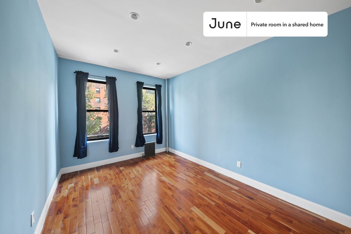 

PLEASE NOTE: This is a private room in a shared apartment. You will have your own bedroom and shared common areas (kitchen, bathroom, etc.) with other residents.

Queen bedroom in a 3 bedroom / 1 bathroom apartment!

Check out 3D tour now:  https://jnhm.es/Wl

This  Queen room in East Harlem  is available on a 12 month lease or a flexible short term (31 to 364 days) lease. You pick your custom start and end date. Monthly rent rate is determined by furnishing preference, move-in date and move-out date. Speak to a June representative for recommendations on the best stay duration for the lowest rate, and learn more about this home on the June website:  https://jnhm.es/5HC

Amenities of this home:   Dishwasher,    Furnished Common Areas,    Wi-Fi - Paid separately (High-Speed),    Elevator,    Guarantors Allowed,       32-inch Flat-Screen TV,       Street parking - City permit required,    Laundry in home (free),    Hardwood Flooring,    Microwave,    Oven,    Refrigerator,   also, this unit is conveniently located, several local parks, restaurants and bars are just minutes away.

About June Homes: Welcome to the easiest rental experience of your life. Rent furnished or unfurnished apartments on a 12 month lease or a flexible short term (31 to 364 days). As a resident, you’ll have access to 24/7 support and monthly cleanings of the home’s shared spaces. Sign up now to apply online for your next home with June: https://jnhm.es/sign-roomi

Brokers welcome! Contact us for more details.

Interested? Use this listing ID when speaking to June team:  #700 C
