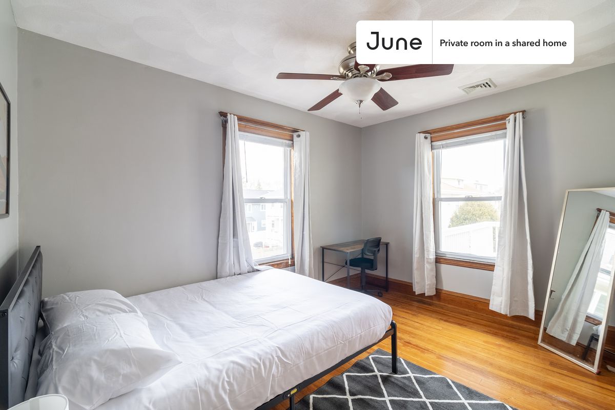 

PLEASE NOTE: This is a private room in a shared apartment. You will have your own bedroom and shared common areas (kitchen, bathroom, etc.) with other residents.

Queen bedroom in a 5 bedroom / 2 bathroom apartment!

Check out 3D tour now:  https://jnhm.es/8g6

This  Queen room in Medford  is available on a 12 month lease or a flexible short term (31 to 364 days) lease. You pick your custom start and end date. Monthly rent rate is determined by furnishing preference, move-in date and move-out date. Speak to a June representative for recommendations on the best stay duration for the lowest rate, and learn more about this home on the June website:  https://jnhm.es/6BC

Amenities of this home:      Laundry - Paid separately (in building),    Paid parking,       Guarantors Allowed,    Wi-Fi - Paid separately (High-Speed),    Furnished Common Areas,    Dishwasher,    Balcony,    Wall-Mounted TV,    Hardwood Flooring,    Microwave,    Oven,    Refrigerator,    Air Conditioning | HVAC,   also, this unit is conveniently located, several local parks, restaurants and bars are just minutes away.

About June Homes: Welcome to the easiest rental experience of your life. Rent furnished or unfurnished apartments on a 12 month lease or a flexible short term (31 to 364 days). As a resident, you’ll have access to 24/7 support and monthly cleanings of the home’s shared spaces. Sign up now to apply online for your next home with June: https://jnhm.es/sign-roomi

Brokers welcome! Contact us for more details.

Interested? Kindly note that the minimum stay duration would be 31 days. 

Use this listing ID when speaking to June team:  #1834 A