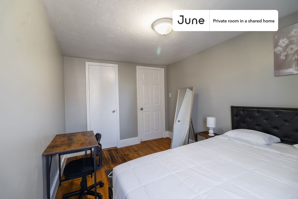 

PLEASE NOTE: This is a private room in a shared apartment. You will have your own bedroom and shared common areas (kitchen, bathroom, etc.) with other residents.

Queen bedroom in a 4 bedroom / 2 bathroom apartment!

Check out 3D tour now:  https://jnhm.es/8g7

This  Queen room in Newton Corner  is available on a 12 month lease or a flexible short term (31 to 364 days) lease. You pick your custom start and end date. Monthly rent rate is determined by furnishing preference, move-in date and move-out date. Speak to a June representative for recommendations on the best stay duration for the lowest rate, and learn more about this home on the June website:  https://jnhm.es/5Sj

Amenities of this home:   Dishwasher,    Furnished Common Areas,    Wi-Fi - Paid separately (High-Speed),    Guarantors Allowed,       32-inch Flat-Screen TV,    Paid parking,    Laundry - Paid separately (in building),    Hardwood Flooring,    Microwave,    Oven,    Refrigerator,    Heating | Baseboard Gas heating,   also, this unit is conveniently located, several local parks, restaurants and bars are just minutes away.

About June Homes: Welcome to the easiest rental experience of your life. Rent furnished or unfurnished apartments on a 12 month lease or a flexible short term (31 to 364 days). As a resident, you’ll have access to 24/7 support and monthly cleanings of the home’s shared spaces. Sign up now to apply online for your next home with June: https://jnhm.es/sign-roomi

Brokers welcome! Contact us for more details.

Interested? Kindly note that the minimum stay duration would be 31 days. 

Use this listing ID when speaking to June team:  #925 B