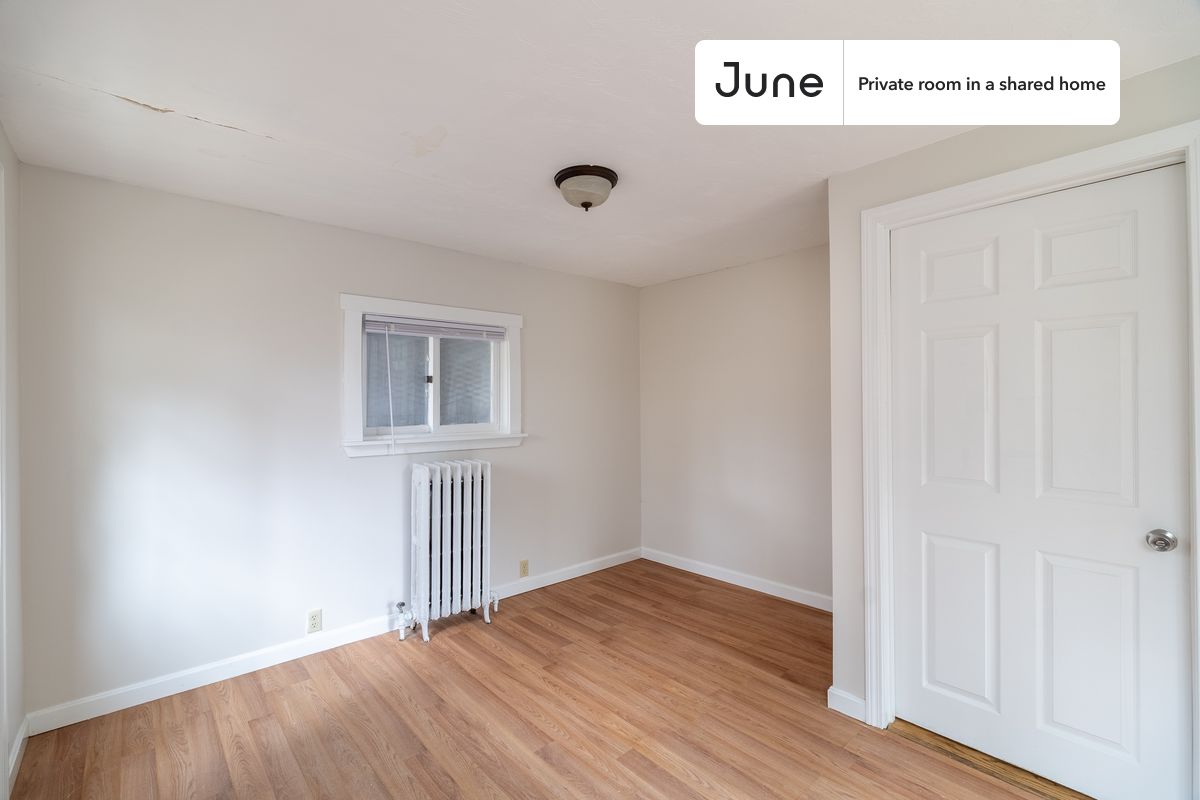

PLEASE NOTE: This is a private room in a shared apartment. You will have your own bedroom and shared common areas (kitchen, bathroom, etc.) with other residents.

Queen bedroom in a 4 bedroom / 2 bathroom apartment!

Check out 3D tour now:  https://jnhm.es/8ga

This  Queen room in Brighton  is available on a 12 month lease or a flexible short term (31 to 364 days) lease. You pick your custom start and end date. Monthly rent rate is determined by furnishing preference, move-in date and move-out date. Speak to a June representative for recommendations on the best stay duration for the lowest rate, and learn more about this home on the June website:  https://jnhm.es/6BM

Amenities of this home:   Laundry in home (free),    Street parking - City permit required,       Dining area,       Guarantors Allowed,    Wi-Fi - Paid separately (High-Speed),    Furnished Common Areas,    Dishwasher,    Hardwood Flooring,    Microwave,    Oven,    Refrigerator,   also, this unit is conveniently located, several local parks, restaurants and bars are just minutes away.

About June Homes: Welcome to the easiest rental experience of your life. Rent furnished or unfurnished apartments on a 12 month lease or a flexible short term (31 to 364 days). As a resident, you’ll have access to 24/7 support and monthly cleanings of the home’s shared spaces. Sign up now to apply online for your next home with June: https://jnhm.es/sign-roomi

Brokers welcome! Contact us for more details.

Interested? Kindly note that the minimum stay duration would be 31 days. 

Use this listing ID when speaking to June team:  #1837 D