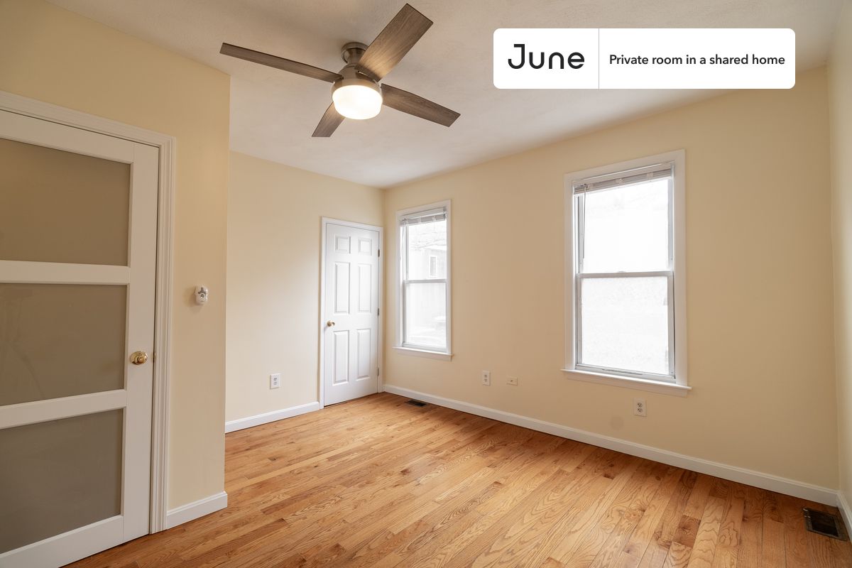 

PLEASE NOTE: This is a private room in a shared apartment. You will have your own bedroom and shared common areas (kitchen, bathroom, etc.) with other residents.

Queen bedroom in a 3 bedroom / 2 bathroom apartment!

Check out 3D tour now:  https://jnhm.es/8gc

This  Queen room in East Boston  is available on a 12 month lease or a flexible short term (31 to 364 days) lease. You pick your custom start and end date. Monthly rent rate is determined by furnishing preference, move-in date and move-out date. Speak to a June representative for recommendations on the best stay duration for the lowest rate, and learn more about this home on the June website:  https://jnhm.es/6CB

Amenities of this home:   Furnished Common Areas,    Wi-Fi - Paid separately (High-Speed),    Guarantors Allowed,       32-inch Flat-Screen TV,    Dining area,    Laundry - Paid separately (in building),       Hardwood Flooring,    Microwave,    Oven,    Refrigerator,    Air Conditioning | HVAC,   also, this unit is conveniently located, several local parks, restaurants and bars are just minutes away.

About June Homes: Welcome to the easiest rental experience of your life. Rent furnished or unfurnished apartments on a 12 month lease or a flexible short term (31 to 364 days). As a resident, you’ll have access to 24/7 support and monthly cleanings of the home’s shared spaces. Sign up now to apply online for your next home with June: https://jnhm.es/sign-roomi

Brokers welcome! Contact us for more details.

Interested? Kindly note that the minimum stay duration would be 31 days. 

Use this listing ID when speaking to June team:  #1849 B