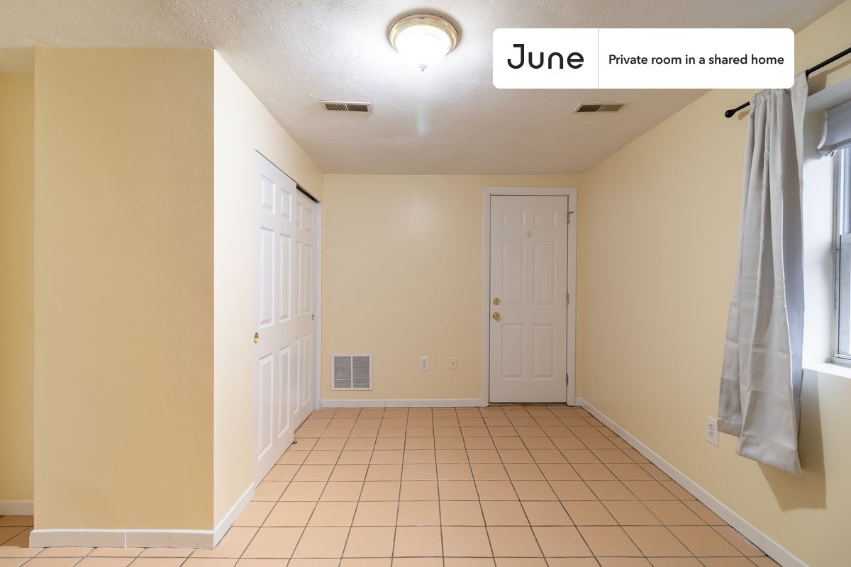 

PLEASE NOTE: This is a private room in a shared apartment. You will have your own bedroom and shared common areas (kitchen, bathroom, etc.) with other residents.

Queen bedroom in a 3 bedroom / 2 bathroom apartment!

Check out 3D tour now:  https://jnhm.es/8gc

This  Queen room in East Boston  is available on a 12 month lease or a flexible short term (31 to 364 days) lease. You pick your custom start and end date. Monthly rent rate is determined by furnishing preference, move-in date and move-out date. Speak to a June representative for recommendations on the best stay duration for the lowest rate, and learn more about this home on the June website:  https://jnhm.es/6CA

Amenities of this home:   Furnished Common Areas,    Wi-Fi - Paid separately (High-Speed),    Guarantors Allowed,       32-inch Flat-Screen TV,    Dining area,    Laundry - Paid separately (in building),       Hardwood Flooring,    Microwave,    Oven,    Refrigerator,    Air Conditioning | HVAC,   also, this unit is conveniently located, several local parks, restaurants and bars are just minutes away.

About June Homes: Welcome to the easiest rental experience of your life. Rent furnished or unfurnished apartments on a 12 month lease or a flexible short term (31 to 364 days). As a resident, you’ll have access to 24/7 support and monthly cleanings of the home’s shared spaces. Sign up now to apply online for your next home with June: https://jnhm.es/sign-roomi

Brokers welcome! Contact us for more details.

Interested? Kindly note that the minimum stay duration would be 31 days. 

Use this listing ID when speaking to June team:  #1849 C