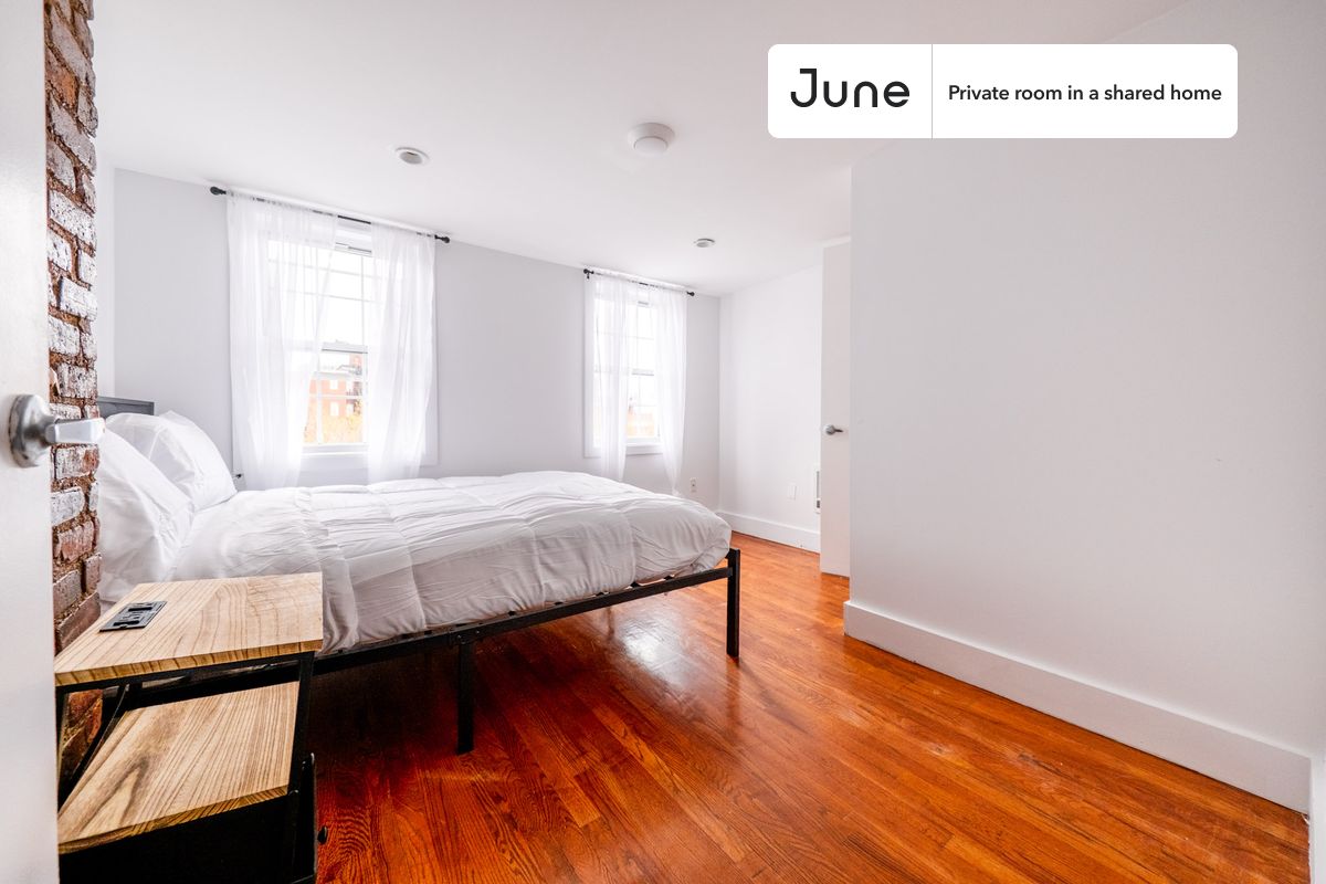 PLEASE NOTE: This is a private room in a shared apartment. You will have your own bedroom and shared common areas (kitchen, bathroom, etc.) with other residents.
Queen bedroom in a 3 bedroom / 1 bathroom apartment!
Check out 3D tour now: https://jnhm.es/8ge
This Queen room in Bushwick is available on a 12 month lease or a flexible short term (31 to 364 days) lease. You pick your custom start and end date. Monthly rent rate is determined by furnishing preference, move-in date and move-out date. Speak to a June representative for recommendations on the best stay duration for the lowest rate, and learn more about this home on the June website: https://jnhm.es/6Cy
Amenities of this home: Furnished Common Areas, Wi-Fi - Paid separately (High-Speed), Guarantors Allowed, Dining area, Enclosed backyard, Hardwood Flooring, Microwave, Oven, Refrigerator, Heating | Baseboard Gas heating, also, this unit is conveniently located, several local parks, restaurants and bars are just minutes away.
About June Homes: Welcome to the easiest rental experience of your life. Rent furnished or unfurnished apartments on a 12 month lease or a flexible short term (31 to 364 days). As a resident, you’ll have access to 24/7 support and monthly cleanings of the home’s shared spaces. Sign up now to apply online for your next home with June: https://jnhm.es/sign-roomi
Brokers welcome! Contact us for more details.
Interested? Use this listing ID when speaking to June team: #1848 B