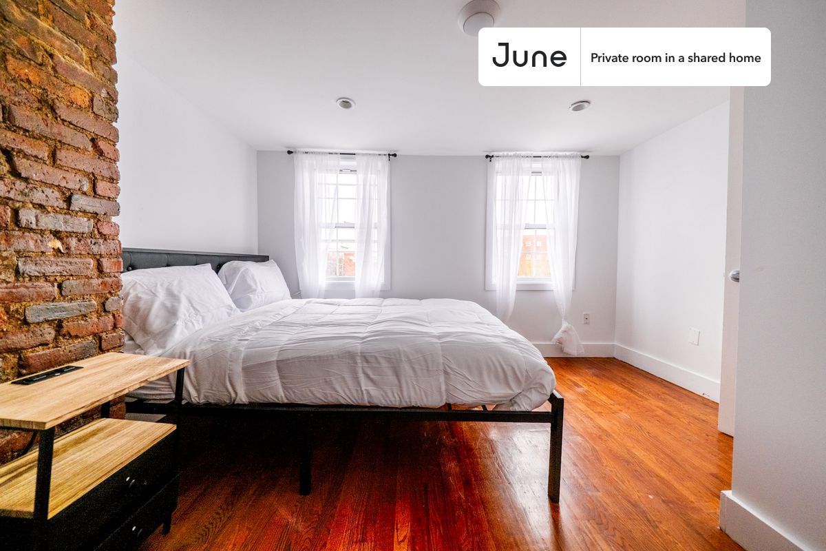PLEASE NOTE: This is a private room in a shared apartment. You will have your own bedroom and shared common areas (kitchen, bathroom, etc.) with other residents.
Queen bedroom in a 3 bedroom / 1 bathroom apartment!
Check out 3D tour now: https://jnhm.es/8ge
This Queen room in Bushwick is available on a 12 month lease or a flexible short term (31 to 364 days) lease. You pick your custom start and end date. Monthly rent rate is determined by furnishing preference, move-in date and move-out date. Speak to a June representative for recommendations on the best stay duration for the lowest rate, and learn more about this home on the June website: https://jnhm.es/6Cy
Amenities of this home: Furnished Common Areas, Wi-Fi - Paid separately (High-Speed), Guarantors Allowed, Dining area, Enclosed backyard, Hardwood Flooring, Microwave, Oven, Refrigerator, Heating | Baseboard Gas heating, also, this unit is conveniently located, several local parks, restaurants and bars are just minutes away.
About June Homes: Welcome to the easiest rental experience of your life. Rent furnished or unfurnished apartments on a 12 month lease or a flexible short term (31 to 364 days). As a resident, you’ll have access to 24/7 support and monthly cleanings of the home’s shared spaces. Sign up now to apply online for your next home with June: https://jnhm.es/sign-roomi
Brokers welcome! Contact us for more details.
Interested? Use this listing ID when speaking to June team: #1848 B
