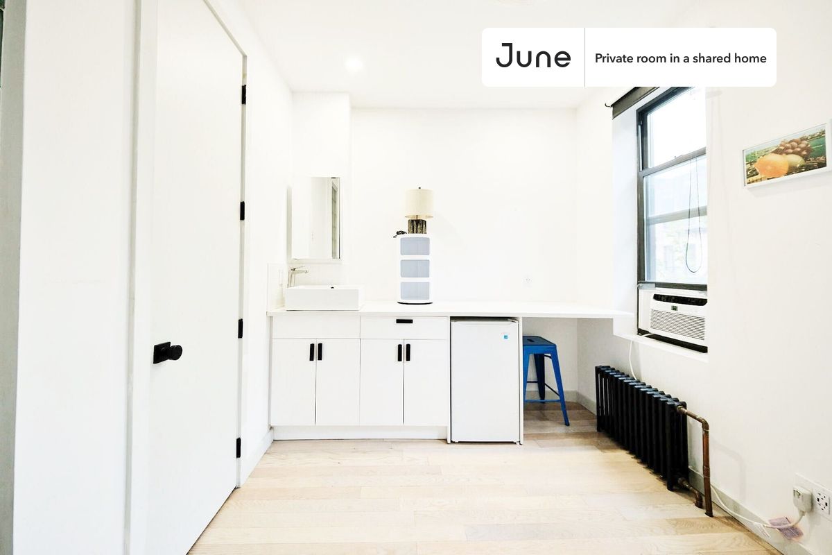 PLEASE NOTE: This is a private room in a shared apartment. You will have your own bedroom and shared common areas (kitchen, bathroom, etc.) with other residents.
Queen bedroom in a 3 bedroom / 3 bathroom apartment!
Check out 3D tour now:
This Queen room in Ridgewood is available on a 12 month lease or a flexible short term (31 to 364 days) lease. You pick your custom start and end date. Monthly rent rate is determined by furnishing preference, move-in date and move-out date. Speak to a June representative for recommendations on the best stay duration for the lowest rate, and learn more about this home on the June website: https://jnhm.es/6ER
Amenities of this home: Wi-Fi - Paid separately (High-Speed), Guarantors Allowed, Dining area, Couple-Friendly, Gym, Laundry - Paid separately (in building), Enclosed backyard, Residents lounge, Hardwood Flooring, Oven, Refrigerator, also, this unit is conveniently located, several local parks, restaurants and bars are just minutes away.
About June Homes: Welcome to the easiest rental experience of your life. Rent furnished or unfurnished apartments on a 12 month lease or a flexible short term (31 to 364 days). As a resident, you’ll have access to 24/7 support and monthly cleanings of the home’s shared spaces. Sign up now to apply online for your next home with June: https://jnhm.es/sign-roomi
Brokers welcome! Contact us for more details.
Interested? Use this listing ID when speaking to June team: #1882 B