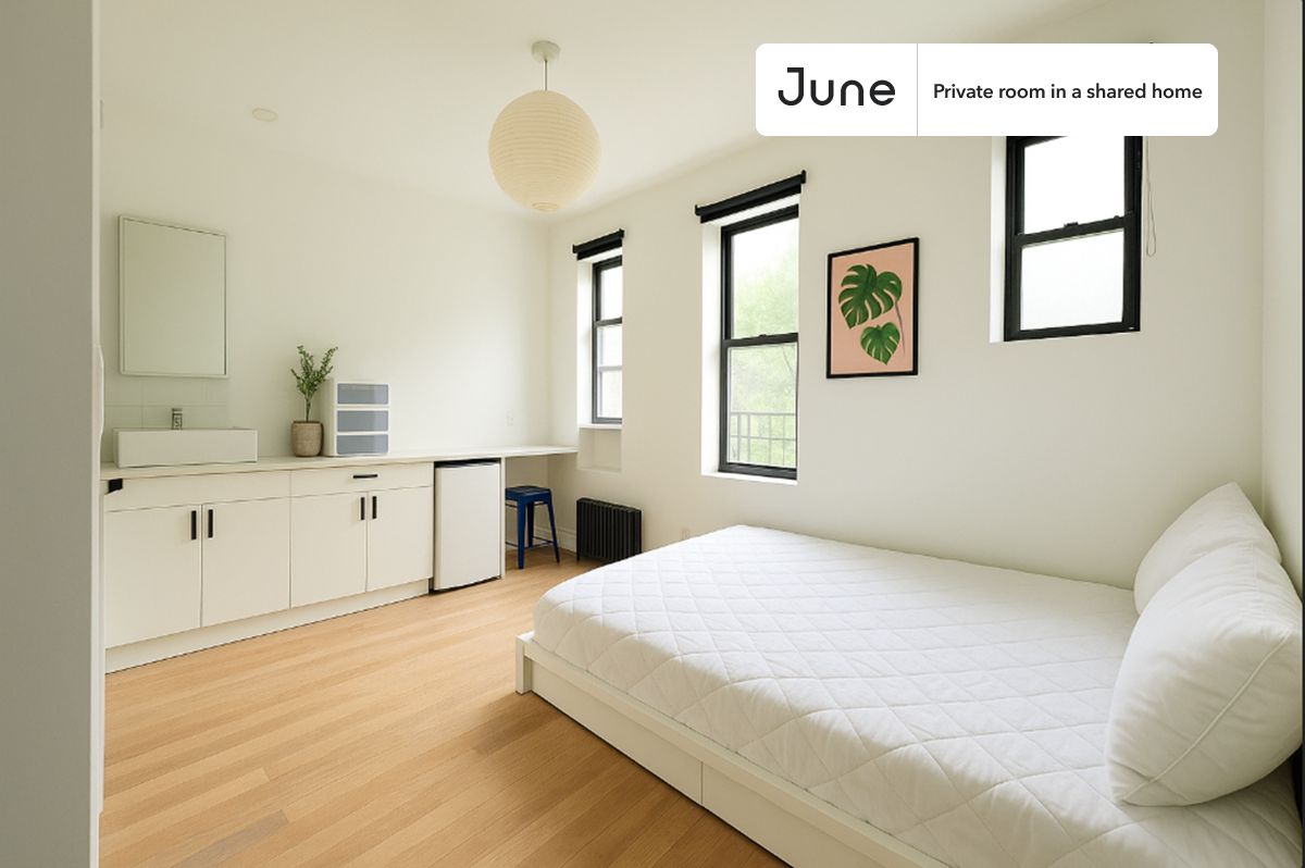 PLEASE NOTE: This is a private room in a shared apartment. You will have your own bedroom and shared common areas (kitchen, bathroom, etc.) with other residents.
Queen bedroom in a 3 bedroom / 3 bathroom apartment!
Check out 3D tour now:
This Queen room in Ridgewood is available on a 12 month lease or a flexible short term (31 to 364 days) lease. You pick your custom start and end date. Monthly rent rate is determined by furnishing preference, move-in date and move-out date. Speak to a June representative for recommendations on the best stay duration for the lowest rate, and learn more about this home on the June website: https://jnhm.es/6ER
Amenities of this home: Wi-Fi - Paid separately (High-Speed), Guarantors Allowed, Dining area, Couple-Friendly, Gym, Laundry - Paid separately (in building), Enclosed backyard, Residents lounge, Hardwood Flooring, Oven, Refrigerator, also, this unit is conveniently located, several local parks, restaurants and bars are just minutes away.
About June Homes: Welcome to the easiest rental experience of your life. Rent furnished or unfurnished apartments on a 12 month lease or a flexible short term (31 to 364 days). As a resident, you’ll have access to 24/7 support and monthly cleanings of the home’s shared spaces. Sign up now to apply online for your next home with June: https://jnhm.es/sign-roomi
Brokers welcome! Contact us for more details.
Interested? Use this listing ID when speaking to June team: #1882 B