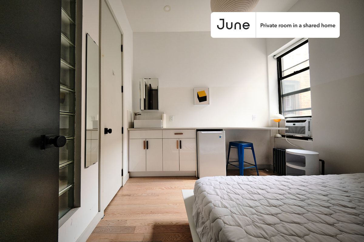 PLEASE NOTE: This is a private room in a shared apartment. You will have your own bedroom and shared common areas (kitchen, bathroom, etc.) with other residents.
Queen bedroom in a 3 bedroom / 3 bathroom apartment!
Check out 3D tour now:
This Queen room in Ridgewood is available on a 12 month lease or a flexible short term (31 to 364 days) lease. You pick your custom start and end date. Monthly rent rate is determined by furnishing preference, move-in date and move-out date. Speak to a June representative for recommendations on the best stay duration for the lowest rate, and learn more about this home on the June website: https://jnhm.es/6ED
Amenities of this home: Wi-Fi - Paid separately (High-Speed), Guarantors Allowed, Dining area, Couple-Friendly, Gym, Laundry - Paid separately (in building), Enclosed backyard, Residents lounge, Hardwood Flooring, Oven, Refrigerator, also, this unit is conveniently located, several local parks, restaurants and bars are just minutes away.
About June Homes: Welcome to the easiest rental experience of your life. Rent furnished or unfurnished apartments on a 12 month lease or a flexible short term (31 to 364 days). As a resident, you’ll have access to 24/7 support and monthly cleanings of the home’s shared spaces. Sign up now to apply online for your next home with June: https://jnhm.es/sign-roomi
Brokers welcome! Contact us for more details.
Interested? Use this listing ID when speaking to June team: #1877 A