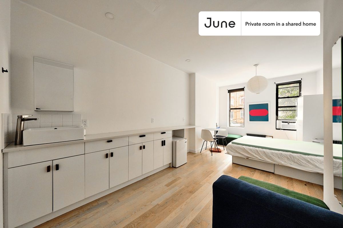 PLEASE NOTE: This is a private room in a shared apartment. You will have your own bedroom and shared common areas (kitchen, bathroom, etc.) with other residents.
Queen bedroom in a 3 bedroom / 3 bathroom apartment!
Check out 3D tour now:
This Queen room in Ridgewood is available on a 12 month lease or a flexible short term (31 to 364 days) lease. You pick your custom start and end date. Monthly rent rate is determined by furnishing preference, move-in date and move-out date. Speak to a June representative for recommendations on the best stay duration for the lowest rate, and learn more about this home on the June website: https://jnhm.es/6EE
Amenities of this home: Wi-Fi - Paid separately (High-Speed), Guarantors Allowed, Dining area, Couple-Friendly, Gym, Laundry - Paid separately (in building), Enclosed backyard, Residents lounge, Hardwood Flooring, Oven, Refrigerator, also, this unit is conveniently located, several local parks, restaurants and bars are just minutes away.
About June Homes: Welcome to the easiest rental experience of your life. Rent furnished or unfurnished apartments on a 12 month lease or a flexible short term (31 to 364 days). As a resident, you’ll have access to 24/7 support and monthly cleanings of the home’s shared spaces. Sign up now to apply online for your next home with June: https://jnhm.es/sign-roomi
Brokers welcome! Contact us for more details.
Interested? Use this listing ID when speaking to June team: #1878 C