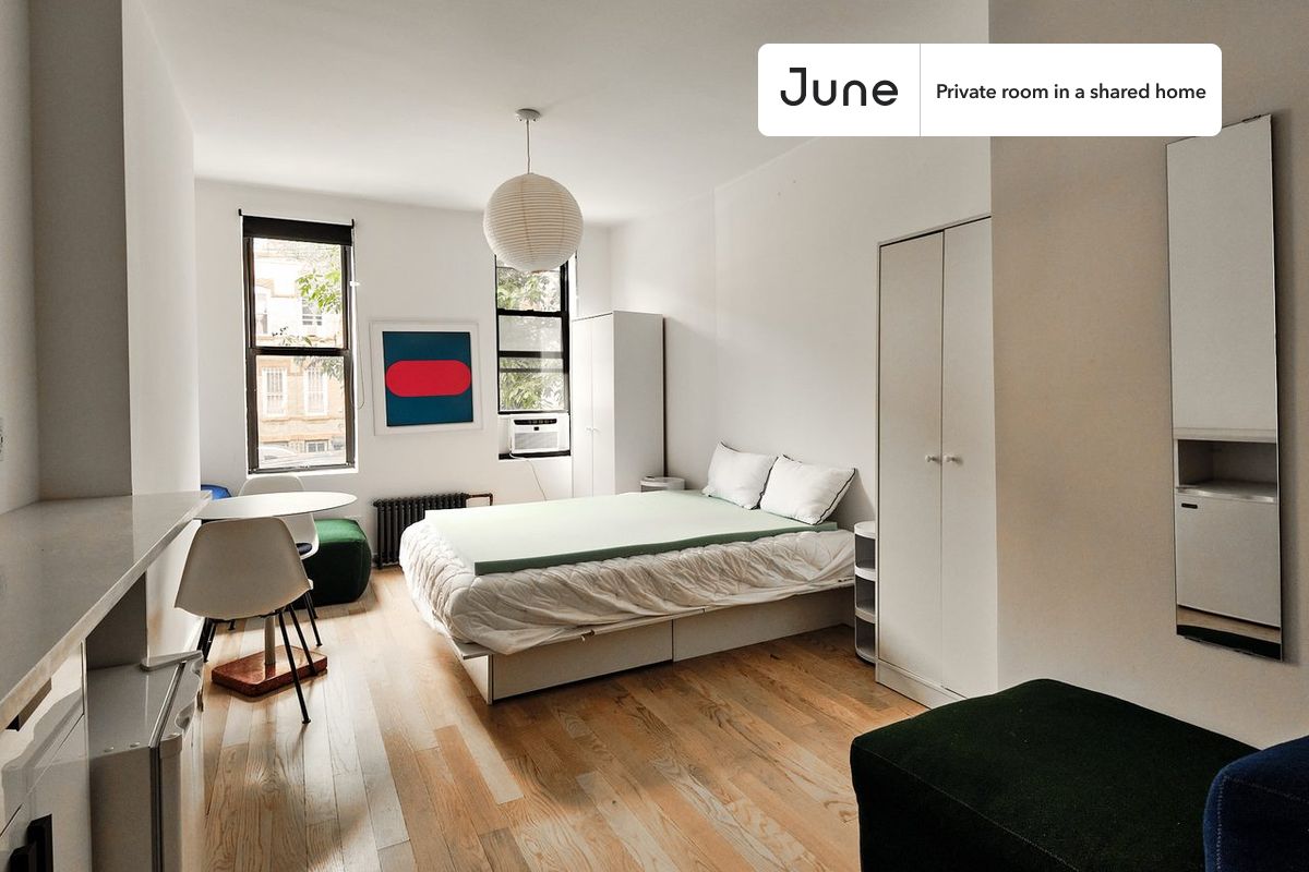 PLEASE NOTE: This is a private room in a shared apartment. You will have your own bedroom and shared common areas (kitchen, bathroom, etc.) with other residents.
Queen bedroom in a 3 bedroom / 3 bathroom apartment!
Check out 3D tour now:
This Queen room in Ridgewood is available on a 12 month lease or a flexible short term (31 to 364 days) lease. You pick your custom start and end date. Monthly rent rate is determined by furnishing preference, move-in date and move-out date. Speak to a June representative for recommendations on the best stay duration for the lowest rate, and learn more about this home on the June website: https://jnhm.es/6EE
Amenities of this home: Wi-Fi - Paid separately (High-Speed), Guarantors Allowed, Dining area, Couple-Friendly, Gym, Laundry - Paid separately (in building), Enclosed backyard, Residents lounge, Hardwood Flooring, Oven, Refrigerator, also, this unit is conveniently located, several local parks, restaurants and bars are just minutes away.
About June Homes: Welcome to the easiest rental experience of your life. Rent furnished or unfurnished apartments on a 12 month lease or a flexible short term (31 to 364 days). As a resident, you’ll have access to 24/7 support and monthly cleanings of the home’s shared spaces. Sign up now to apply online for your next home with June: https://jnhm.es/sign-roomi
Brokers welcome! Contact us for more details.
Interested? Use this listing ID when speaking to June team: #1878 C