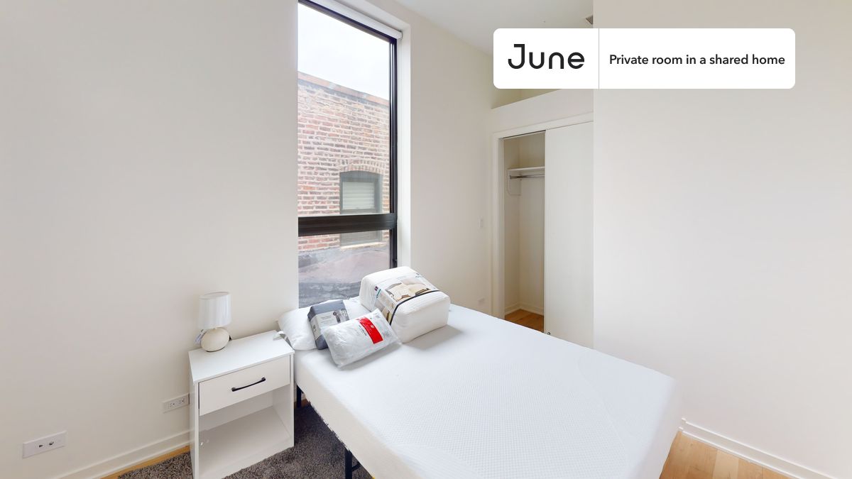 PLEASE NOTE: This is a private room in a shared apartment. You will have your own bedroom and shared common areas (kitchen, bathroom, etc.) with other residents.
Queen bedroom in a 4 bedroom / 3 bathroom apartment!
Check out 3D tour now: https://jnhm.es/8gq
This Queen room in Pilsen is available on a 12 month lease or a flexible short term (31 to 364 days) lease. You pick your custom start and end date. Monthly rent rate is determined by furnishing preference, move-in date and move-out date. Speak to a June representative for recommendations on the best stay duration for the lowest rate, and learn more about this home on the June website: https://jnhm.es/6Dg
Amenities of this home: Dishwasher, Furnished Common Areas, Wi-Fi - Paid separately (High-Speed), Guarantors Allowed, Roof deck, Dining area, Laundry in home (free), Wall-Mounted TV, Hardwood Flooring, Oven, Refrigerator, Air Conditioning | HVAC, also, this unit is conveniently located, several local parks, restaurants and bars are just minutes away.
About June Homes: Welcome to the easiest rental experience of your life. Rent furnished or unfurnished apartments on a 12 month lease or a flexible short term (31 to 364 days). As a resident, you’ll have access to 24/7 support and monthly cleanings of the home’s shared spaces. Sign up now to apply online for your next home with June: https://jnhm.es/sign-roomi
Brokers welcome! Contact us for more details.
Interested? Kindly note that the minimum stay duration would be 32 days.
Use this listing ID when speaking to June team: #1860 A