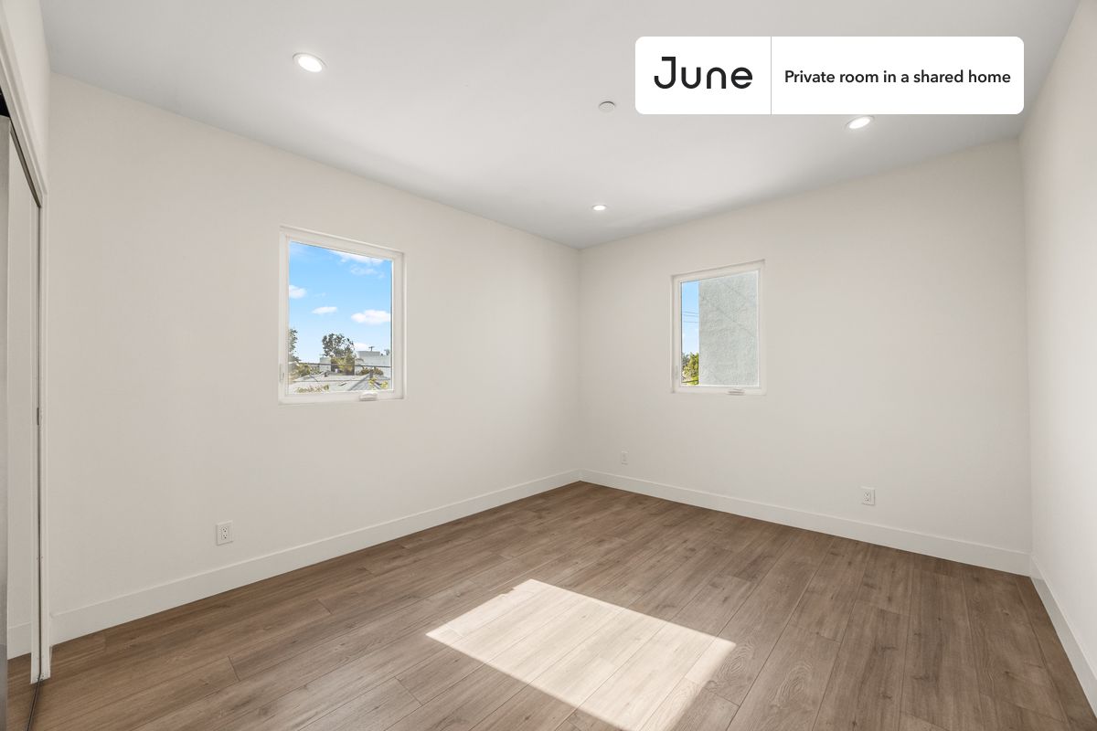 

PLEASE NOTE: This is a private room in a shared apartment. You will have your own bedroom and shared common areas (kitchen, bathroom, etc.) with other residents.

Queen bedroom in a 4 bedroom / 4 bathroom apartment!

Check out 3D tour now:  https://jnhm.es/8go

This  Queen room in North Hollywood  is available on a 12 month lease or a flexible short term (31 to 364 days) lease. You pick your custom start and end date. Monthly rent rate is determined by furnishing preference, move-in date and move-out date. Speak to a June representative for recommendations on the best stay duration for the lowest rate, and learn more about this home on the June website:  https://jnhm.es/6CT

Amenities of this home:   Patio,    Furnished Common Areas,    Wi-Fi - Paid separately (High-Speed),    Guarantors Allowed,       Dining area,    Couple-Friendly,    Paid parking,    Laundry in home (free),       Balcony,    Hardwood Flooring,    Oven,    Refrigerator,    Air Conditioning | HVAC,   also, this unit is conveniently located, several local parks, restaurants and bars are just minutes away.

About June Homes: Welcome to the easiest rental experience of your life. Rent furnished or unfurnished apartments on a 12 month lease or a flexible short term (31 to 364 days). As a resident, you’ll have access to 24/7 support and monthly cleanings of the home’s shared spaces. Sign up now to apply online for your next home with June: https://jnhm.es/sign-roomi

Brokers welcome! Contact us for more details.

Interested? Use this listing ID when speaking to June team:  #1853 D