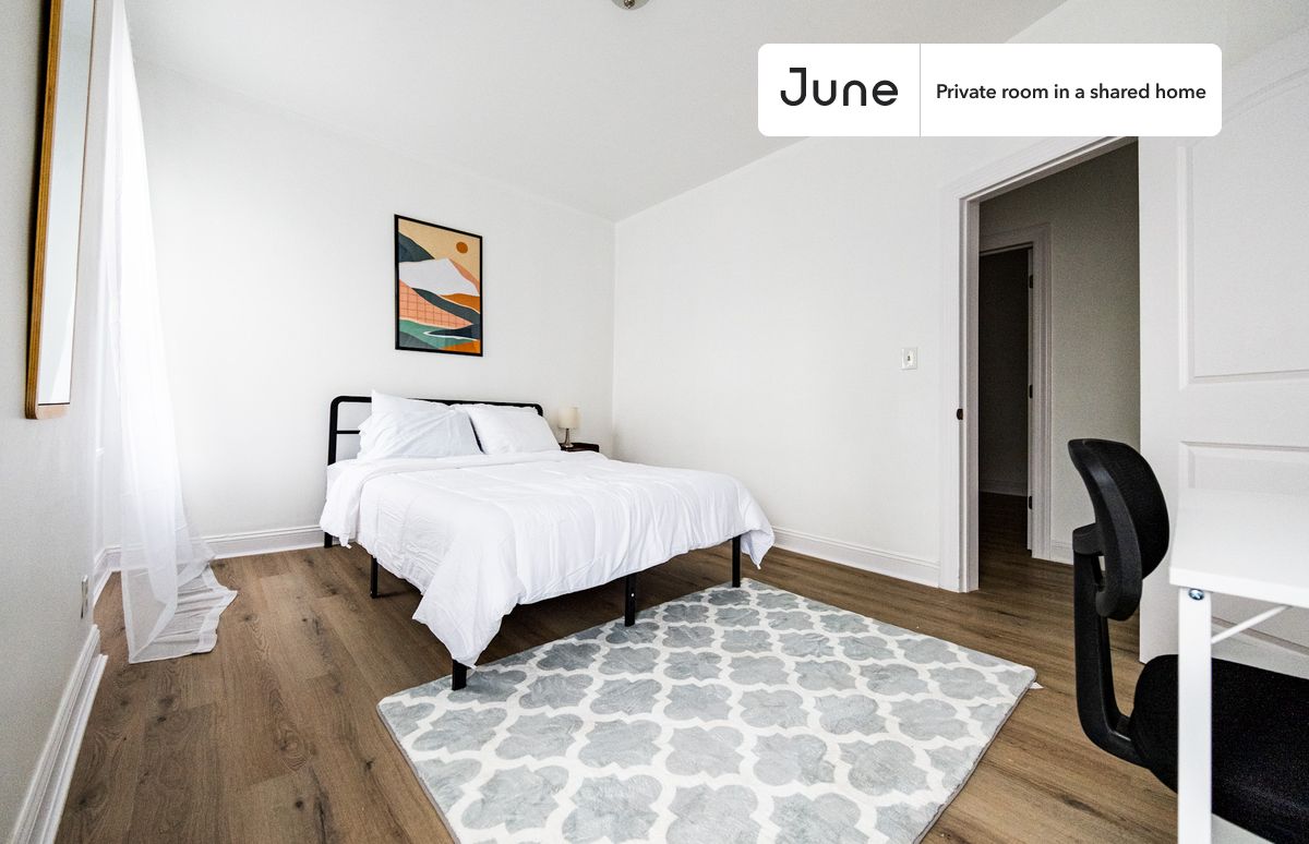 PLEASE NOTE: This is a private room in a shared apartment. You will have your own bedroom and shared common areas (kitchen, bathroom, etc.) with other residents.
Queen bedroom in a 4 bedroom / 1 bathroom apartment!
Check out 3D tour now: https://jnhm.es/8gK
This Queen room in Sunset Park is available on a 12 month lease or a flexible short term (31 to 364 days) lease. You pick your custom start and end date. Monthly rent rate is determined by furnishing preference, move-in date and move-out date. Speak to a June representative for recommendations on the best stay duration for the lowest rate, and learn more about this home on the June website: https://jnhm.es/6Ef
Amenities of this home: Furnished Common Areas, Wi-Fi - Paid separately (High-Speed), Guarantors Allowed, Dining area, Shared Home Office, Hardwood Flooring, Microwave, Oven, Refrigerator, also, this unit is conveniently located, several local parks, restaurants and bars are just minutes away.
About June Homes: Welcome to the easiest rental experience of your life. Rent furnished or unfurnished apartments on a 12 month lease or a flexible short term (31 to 364 days). As a resident, you’ll have access to 24/7 support and monthly cleanings of the home’s shared spaces. Sign up now to apply online for your next home with June: https://jnhm.es/sign-roomi
Brokers welcome! Contact us for more details.
Interested? Use this listing ID when speaking to June team: #1876 A