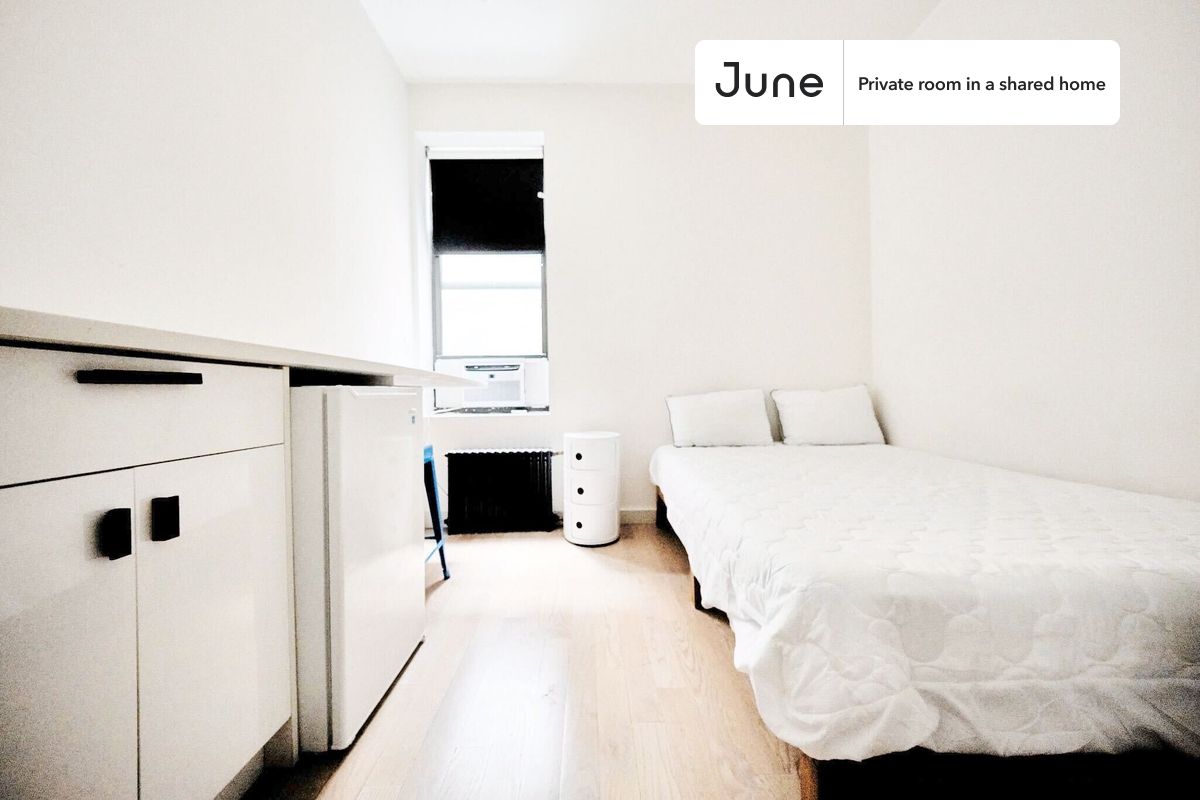 PLEASE NOTE: This is a private room in a shared apartment. You will have your own bedroom and shared common areas (kitchen, bathroom, etc.) with other residents.
Queen bedroom in a 3 bedroom / 3 bathroom apartment!
Check out 3D tour now:
This Queen room in Ridgewood is available on a 12 month lease or a flexible short term (31 to 364 days) lease. You pick your custom start and end date. Monthly rent rate is determined by furnishing preference, move-in date and move-out date. Speak to a June representative for recommendations on the best stay duration for the lowest rate, and learn more about this home on the June website: https://jnhm.es/6EP
Amenities of this home: Wi-Fi - Paid separately (High-Speed), Guarantors Allowed, Dining area, Couple-Friendly, Gym, Laundry - Paid separately (in building), Enclosed backyard, Residents lounge, Hardwood Flooring, Oven, Refrigerator, also, this unit is conveniently located, several local parks, restaurants and bars are just minutes away.
About June Homes: Welcome to the easiest rental experience of your life. Rent furnished or unfurnished apartments on a 12 month lease or a flexible short term (31 to 364 days). As a resident, you’ll have access to 24/7 support and monthly cleanings of the home’s shared spaces. Sign up now to apply online for your next home with June: https://jnhm.es/sign-roomi
Brokers welcome! Contact us for more details.
Interested? Use this listing ID when speaking to June team: #1881 A