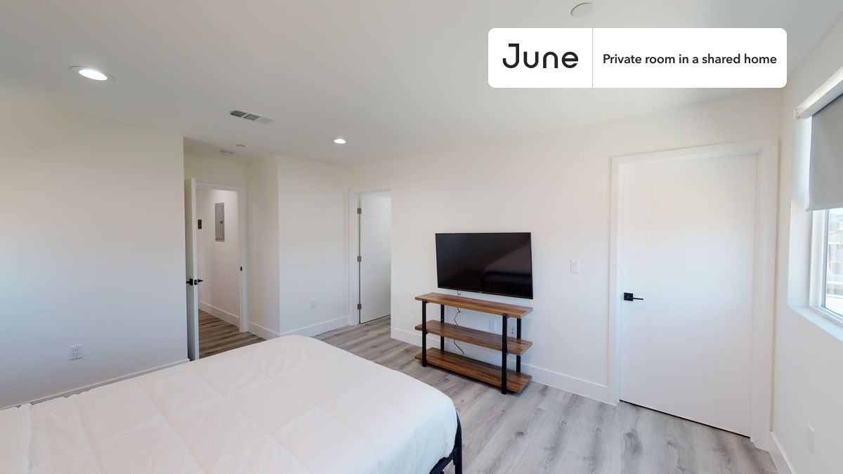 

PLEASE NOTE: This is a private room in a shared apartment. You will have your own bedroom and shared common areas (kitchen, bathroom, etc.) with other residents.

Queen bedroom in a 4 bedroom / 3 bathroom apartment!

Check out 3D tour now:  https://jnhm.es/87e

This  Queen room in North Hollywood  is available on a 12 month lease or a flexible short term (31 to 364 days) lease. You pick your custom start and end date. Monthly rent rate is determined by furnishing preference, move-in date and move-out date. Speak to a June representative for recommendations on the best stay duration for the lowest rate, and learn more about this home on the June website:  https://jnhm.es/6fU

Amenities of this home:   Dishwasher,    Furnished Common Areas,    Wi-Fi - Paid separately (High-Speed),    Guarantors Allowed,       32-inch Flat-Screen TV,    Paid parking,    Laundry in home (free),       Living area,    Hardwood Flooring,    Microwave,    Oven,    Refrigerator,   also, this unit is conveniently located, several local parks, restaurants and bars are just minutes away.

About June Homes: Welcome to the easiest rental experience of your life. Rent furnished or unfurnished apartments on a 12 month lease or a flexible short term (31 to 364 days). As a resident, you’ll have access to 24/7 support and monthly cleanings of the home’s shared spaces. Sign up now to apply online for your next home with June: https://jnhm.es/sign-roomi

Brokers welcome! Contact us for more details.

Interested? Use this listing ID when speaking to June team:  #1398 C