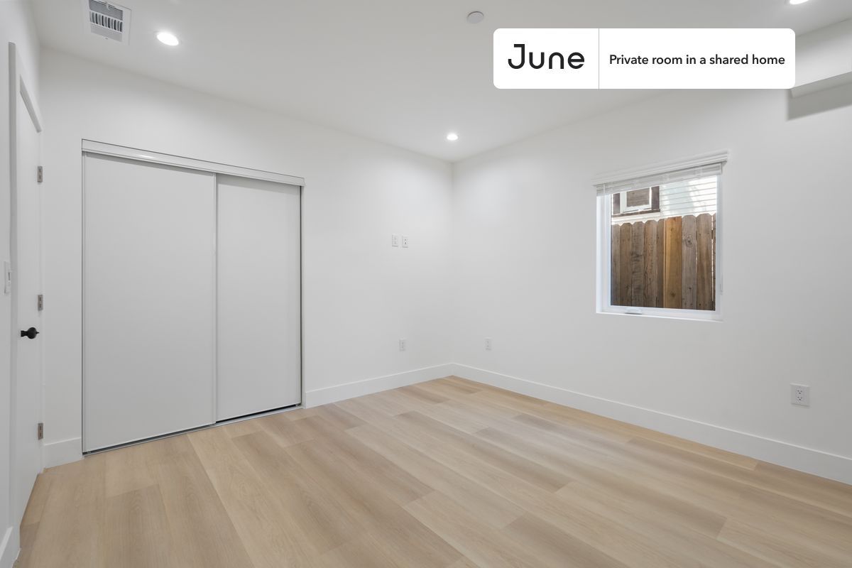 

PLEASE NOTE: This is a private room in a shared apartment. You will have your own bedroom and shared common areas (kitchen, bathroom, etc.) with other residents.

Queen bedroom in a 3 bedroom / 2 bathroom apartment!

Check out 3D tour now:  https://jnhm.es/8gl

This  Queen room in Hollywood  is available on a 12 month lease or a flexible short term (31 to 364 days) lease. You pick your custom start and end date. Monthly rent rate is determined by furnishing preference, move-in date and move-out date. Speak to a June representative for recommendations on the best stay duration for the lowest rate, and learn more about this home on the June website:  https://jnhm.es/6De

Amenities of this home:   Dishwasher,    Furnished Common Areas,    Wi-Fi - Paid separately (High-Speed),    Guarantors Allowed,       32-inch Flat-Screen TV,    Dining area,    Paid parking,    Laundry in home (free),       Hardwood Flooring,    Microwave,    Oven,    Refrigerator,    Air Conditioning | HVAC,   also, this unit is conveniently located, several local parks, restaurants and bars are just minutes away.

About June Homes: Welcome to the easiest rental experience of your life. Rent furnished or unfurnished apartments on a 12 month lease or a flexible short term (31 to 364 days). As a resident, you’ll have access to 24/7 support and monthly cleanings of the home’s shared spaces. Sign up now to apply online for your next home with June: https://jnhm.es/sign-roomi

Brokers welcome! Contact us for more details.

Interested? Use this listing ID when speaking to June team:  #1858 C