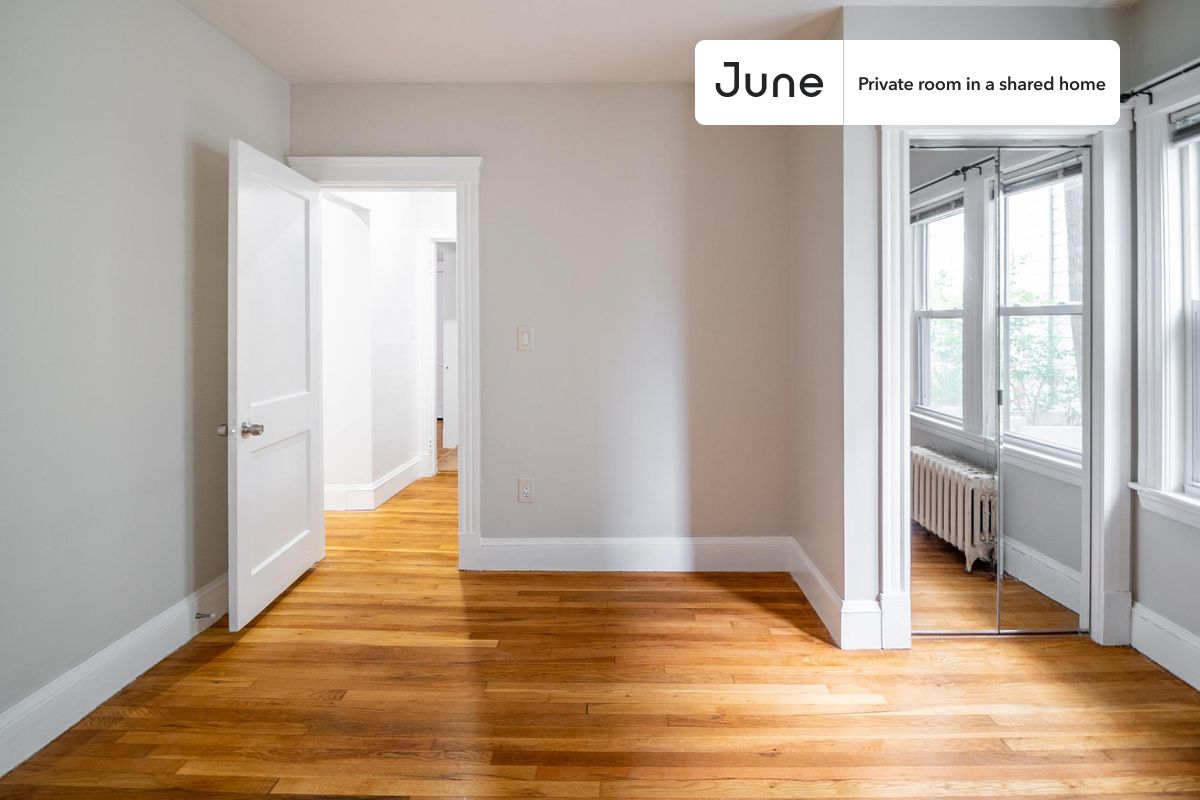 

PLEASE NOTE: This is a private room in a shared apartment. You will have your own bedroom and shared common areas (kitchen, bathroom, etc.) with other residents.

Full bedroom in a 4 bedroom / 1 bathroom apartment!

Check out 3D tour now:  https://jnhm.es/87U

This  Full room in Mission Hill  is available on a 12 month lease or a flexible short term (31 to 364 days) lease. You pick your custom start and end date. Monthly rent rate is determined by furnishing preference, move-in date and move-out date. Speak to a June representative for recommendations on the best stay duration for the lowest rate, and learn more about this home on the June website:  https://jnhm.es/67s

Amenities of this home:      Furnished Common Areas,    Wi-Fi - Paid separately (High-Speed),    Guarantors Allowed,       Laundry in home (free),    Hardwood Flooring,    Microwave,    Oven,    Refrigerator,   also, this unit is conveniently located, several local parks, restaurants and bars are just minutes away.

About June Homes: Welcome to the easiest rental experience of your life. Rent furnished or unfurnished apartments on a 12 month lease or a flexible short term (31 to 364 days). As a resident, you’ll have access to 24/7 support and monthly cleanings of the home’s shared spaces. Sign up now to apply online for your next home with June: https://jnhm.es/sign-roomi

Brokers welcome! Contact us for more details.

Interested? Kindly note that the minimum stay duration would be 31 days. 

Use this listing ID when speaking to June team:  #1227 C
