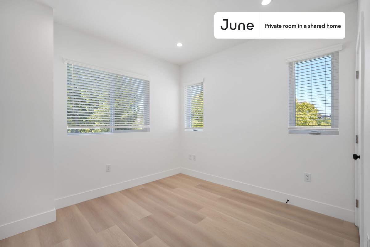 

PLEASE NOTE: This is a private room in a shared apartment. You will have your own bedroom and shared common areas (kitchen, bathroom, etc.) with other residents.

Queen bedroom in a 4 bedroom / 3 bathroom apartment!

Check out 3D tour now:  https://jnhm.es/8gm

This  Queen room in Hollywood  is available on a 12 month lease or a flexible short term (31 to 364 days) lease. You pick your custom start and end date. Monthly rent rate is determined by furnishing preference, move-in date and move-out date. Speak to a June representative for recommendations on the best stay duration for the lowest rate, and learn more about this home on the June website:  https://jnhm.es/6Db

Amenities of this home:   Dining area,    Paid parking,    Laundry in home (free),       Dishwasher,    Furnished Common Areas,    Wi-Fi - Paid separately (High-Speed),    Guarantors Allowed,       32-inch Flat-Screen TV,    Balcony,    Hardwood Flooring,    Microwave,    Oven,    Refrigerator,    Air Conditioning | HVAC,   also, this unit is conveniently located, several local parks, restaurants and bars are just minutes away.

About June Homes: Welcome to the easiest rental experience of your life. Rent furnished or unfurnished apartments on a 12 month lease or a flexible short term (31 to 364 days). As a resident, you’ll have access to 24/7 support and monthly cleanings of the home’s shared spaces. Sign up now to apply online for your next home with June: https://jnhm.es/sign-roomi

Brokers welcome! Contact us for more details.

Interested? Use this listing ID when speaking to June team:  #1857 B