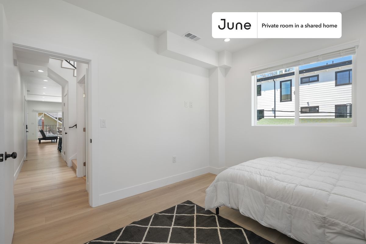 

PLEASE NOTE: This is a private room in a shared apartment. You will have your own bedroom and shared common areas (kitchen, bathroom, etc.) with other residents.

Queen bedroom in a 4 bedroom / 3 bathroom apartment!

Check out 3D tour now:  https://jnhm.es/8gm

This  Queen room in Hollywood  is available on a 12 month lease or a flexible short term (31 to 364 days) lease. You pick your custom start and end date. Monthly rent rate is determined by furnishing preference, move-in date and move-out date. Speak to a June representative for recommendations on the best stay duration for the lowest rate, and learn more about this home on the June website:  https://jnhm.es/6D8

Amenities of this home:   Dining area,    Paid parking,    Laundry in home (free),       Dishwasher,    Furnished Common Areas,    Wi-Fi - Paid separately (High-Speed),    Guarantors Allowed,       32-inch Flat-Screen TV,    Balcony,    Hardwood Flooring,    Microwave,    Oven,    Refrigerator,    Air Conditioning | HVAC,   also, this unit is conveniently located, several local parks, restaurants and bars are just minutes away.

About June Homes: Welcome to the easiest rental experience of your life. Rent furnished or unfurnished apartments on a 12 month lease or a flexible short term (31 to 364 days). As a resident, you’ll have access to 24/7 support and monthly cleanings of the home’s shared spaces. Sign up now to apply online for your next home with June: https://jnhm.es/sign-roomi

Brokers welcome! Contact us for more details.

Interested? Use this listing ID when speaking to June team:  #1857 A