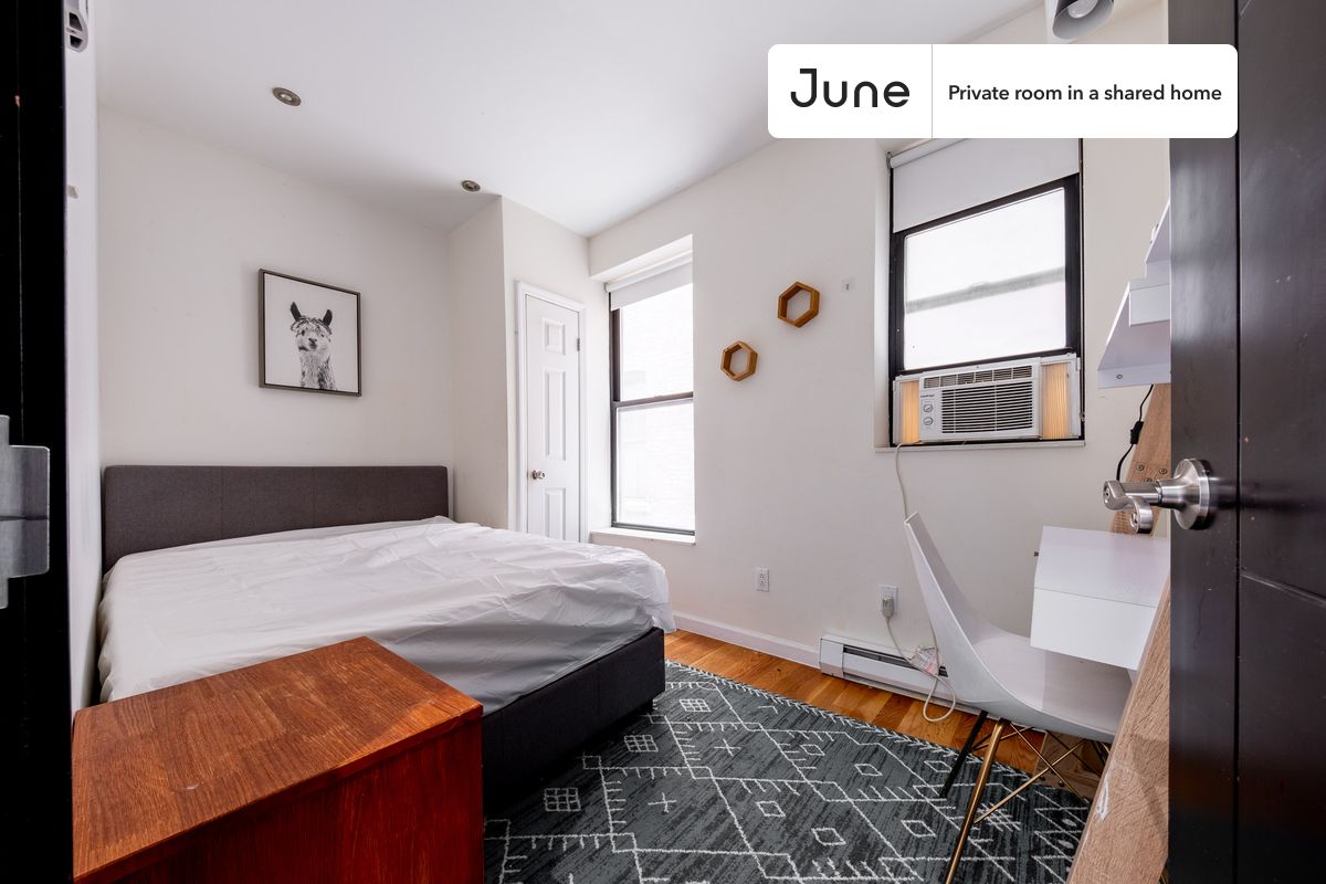 PLEASE NOTE: This is a private room in a shared apartment. You will have your own bedroom and shared common areas (kitchen, bathroom, etc.) with other residents.
Full bedroom in a 2 bedroom / 1 bathroom apartment!
Check out 3D tour now:
This Full room in Central Harlem is available on a 12 month lease or a flexible short term (31 to 364 days) lease. You pick your custom start and end date. Monthly rent rate is determined by furnishing preference, move-in date and move-out date. Speak to a June representative for recommendations on the best stay duration for the lowest rate, and learn more about this home on the June website: https://jnhm.es/6E7
Amenities of this home: Dishwasher, Furnished Common Areas, Wi-Fi - Paid separately (High-Speed), Guarantors Allowed, Dining area, Laundry in home (free), Wall-Mounted TV, Hardwood Flooring, Oven, Refrigerator, Air conditioning | Central AC, also, this unit is conveniently located, several local parks, restaurants and bars are just minutes away.
About June Homes: Welcome to the easiest rental experience of your life. Rent furnished or unfurnished apartments on a 12 month lease or a flexible short term (31 to 364 days). As a resident, you’ll have access to 24/7 support and monthly cleanings of the home’s shared spaces. Sign up now to apply online for your next home with June: https://jnhm.es/sign-roomi
Brokers welcome! Contact us for more details.
Interested? Use this listing ID when speaking to June team: #1874 A