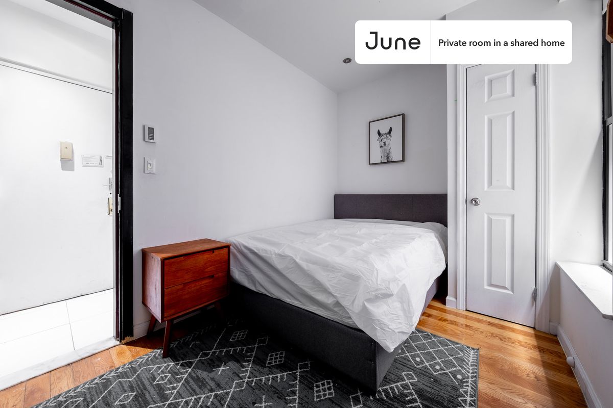 PLEASE NOTE: This is a private room in a shared apartment. You will have your own bedroom and shared common areas (kitchen, bathroom, etc.) with other residents.
Full bedroom in a 2 bedroom / 1 bathroom apartment!
Check out 3D tour now:
This Full room in Central Harlem is available on a 12 month lease or a flexible short term (31 to 364 days) lease. You pick your custom start and end date. Monthly rent rate is determined by furnishing preference, move-in date and move-out date. Speak to a June representative for recommendations on the best stay duration for the lowest rate, and learn more about this home on the June website: https://jnhm.es/6E7
Amenities of this home: Dishwasher, Furnished Common Areas, Wi-Fi - Paid separately (High-Speed), Guarantors Allowed, Dining area, Laundry in home (free), Wall-Mounted TV, Hardwood Flooring, Oven, Refrigerator, Air conditioning | Central AC, also, this unit is conveniently located, several local parks, restaurants and bars are just minutes away.
About June Homes: Welcome to the easiest rental experience of your life. Rent furnished or unfurnished apartments on a 12 month lease or a flexible short term (31 to 364 days). As a resident, you’ll have access to 24/7 support and monthly cleanings of the home’s shared spaces. Sign up now to apply online for your next home with June: https://jnhm.es/sign-roomi
Brokers welcome! Contact us for more details.
Interested? Use this listing ID when speaking to June team: #1874 A