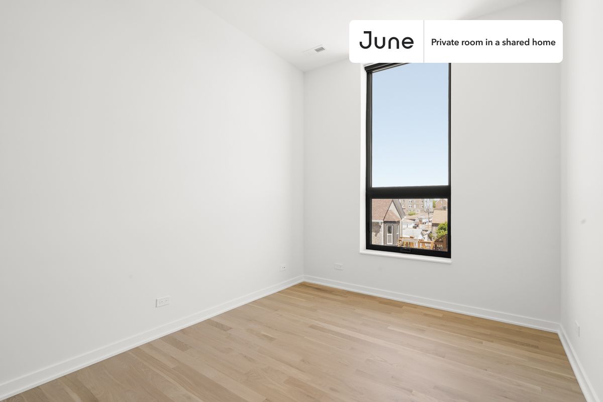 

PLEASE NOTE: This is a private room in a shared apartment. You will have your own bedroom and shared common areas (kitchen, bathroom, etc.) with other residents.

Queen bedroom in a 4 bedroom / 3 bathroom apartment!

Check out 3D tour now:  https://jnhm.es/8gq

This  Queen room in Pilsen  is available on a 12 month lease or a flexible short term (31 to 364 days) lease. You pick your custom start and end date. Monthly rent rate is determined by furnishing preference, move-in date and move-out date. Speak to a June representative for recommendations on the best stay duration for the lowest rate, and learn more about this home on the June website:  https://jnhm.es/6Dj

Amenities of this home:   Dishwasher,    Furnished Common Areas,    Wi-Fi - Paid separately (High-Speed),    Guarantors Allowed,       Roof deck,    Dining area,    Laundry in home (free),       Wall-Mounted TV,    Hardwood Flooring,    Oven,    Refrigerator,    Air Conditioning | HVAC,   also, this unit is conveniently located, several local parks, restaurants and bars are just minutes away.

About June Homes: Welcome to the easiest rental experience of your life. Rent furnished or unfurnished apartments on a 12 month lease or a flexible short term (31 to 364 days). As a resident, you’ll have access to 24/7 support and monthly cleanings of the home’s shared spaces. Sign up now to apply online for your next home with June: https://jnhm.es/sign-roomi

Brokers welcome! Contact us for more details.

Interested? Kindly note that the minimum stay duration would be 32 days. 

Use this listing ID when speaking to June team:  #1860 D