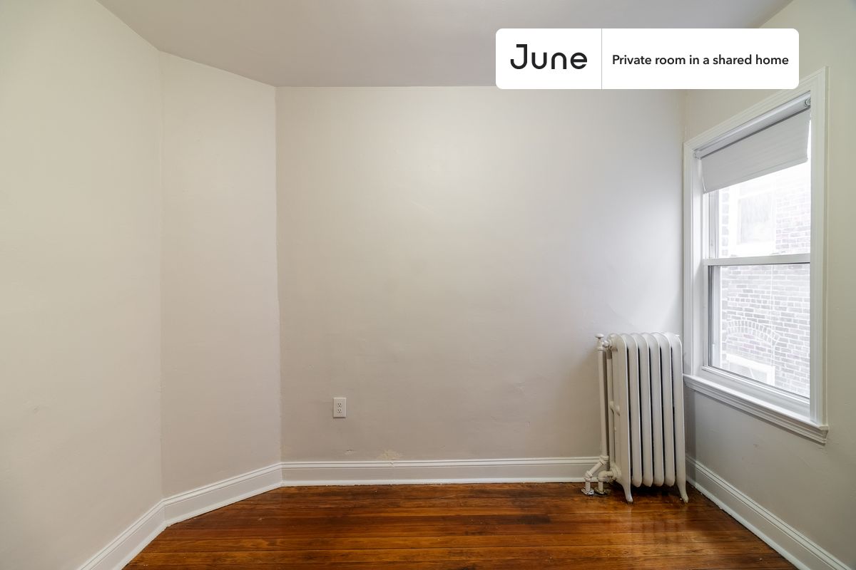 

PLEASE NOTE: This is a private room in a shared apartment. You will have your own bedroom and shared common areas (kitchen, bathroom, etc.) with other residents.

Queen bedroom in a 4 bedroom / 1 bathroom apartment!

Check out 3D tour now:  https://jnhm.es/8gt

This  Queen room in Roxbury  is available on a 12 month lease or a flexible short term (31 to 364 days) lease. You pick your custom start and end date. Monthly rent rate is determined by furnishing preference, move-in date and move-out date. Speak to a June representative for recommendations on the best stay duration for the lowest rate, and learn more about this home on the June website:  https://jnhm.es/6Ea

Amenities of this home:   Dining area,       Laundry - Paid separately (in building),    Furnished Common Areas,    Wi-Fi - Paid separately (High-Speed),    Guarantors Allowed,       32-inch Flat-Screen TV,    Dishwasher,    Hardwood Flooring,    Oven,    Refrigerator,   also, this unit is conveniently located, several local parks, restaurants and bars are just minutes away.

About June Homes: Welcome to the easiest rental experience of your life. Rent furnished or unfurnished apartments on a 12 month lease or a flexible short term (31 to 364 days). As a resident, you’ll have access to 24/7 support and monthly cleanings of the home’s shared spaces. Sign up now to apply online for your next home with June: https://jnhm.es/sign-roomi

Brokers welcome! Contact us for more details.

Interested? Kindly note that the minimum stay duration would be 31 days. 

Use this listing ID when speaking to June team:  #1875 B