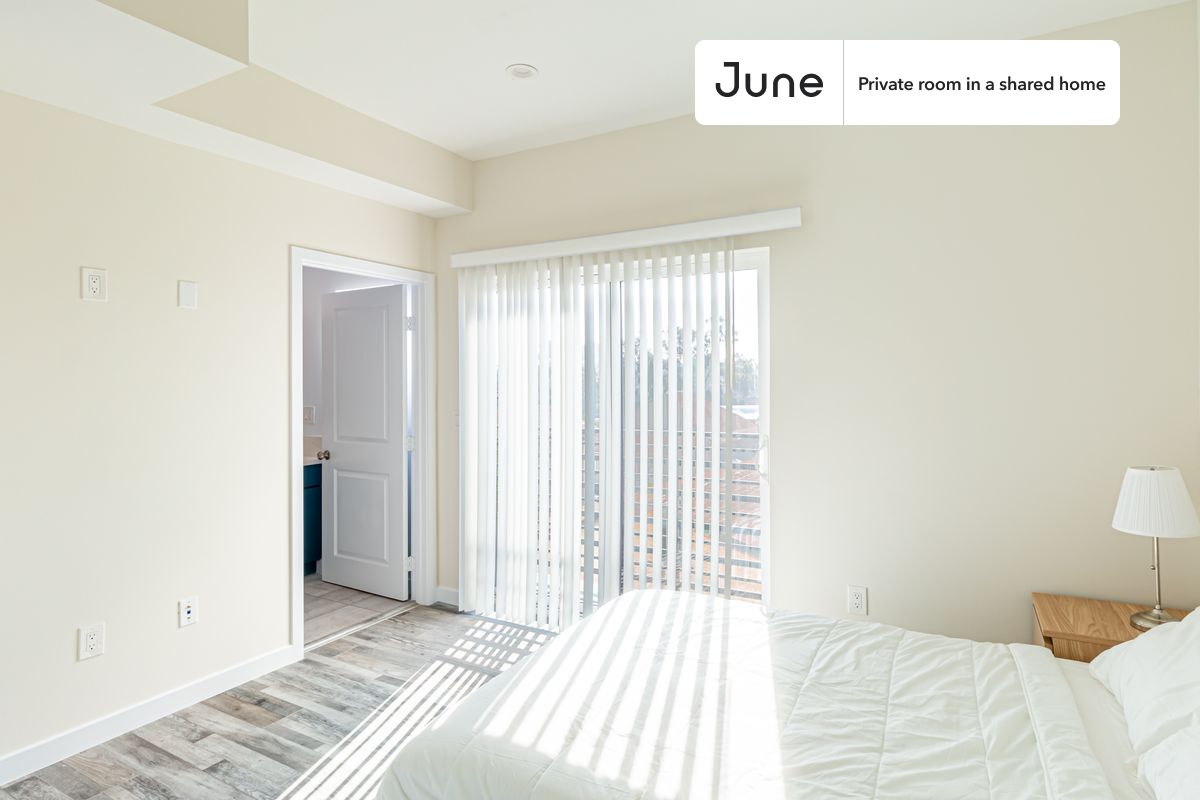 

PLEASE NOTE: This is a private room in a shared apartment. You will have your own bedroom and shared common areas (kitchen, bathroom, etc.) with other residents.

Full bedroom in a 5 bedroom / 5 bathroom apartment!

Check out 3D tour now:  https://jnhm.es/8aK

This  Full room in Boyle Heights  is available on a 12 month lease or a flexible short term (31 to 364 days) lease. You pick your custom start and end date. Monthly rent rate is determined by furnishing preference, move-in date and move-out date. Speak to a June representative for recommendations on the best stay duration for the lowest rate, and learn more about this home on the June website:  https://jnhm.es/6lx

Amenities of this home:   Dishwasher,    Furnished Common Areas,    Wi-Fi - Paid separately (High-Speed),    Guarantors Allowed,       32-inch Flat-Screen TV,       Laundry in home (free),    Living area,    Hardwood Flooring,    Microwave,    Refrigerator,    Air Conditioning | HVAC,   also, this unit is conveniently located, several local parks, restaurants and bars are just minutes away.

About June Homes: Welcome to the easiest rental experience of your life. Rent furnished or unfurnished apartments on a 12 month lease or a flexible short term (31 to 364 days). As a resident, you’ll have access to 24/7 support and monthly cleanings of the home’s shared spaces. Sign up now to apply online for your next home with June: https://jnhm.es/sign-roomi

Brokers welcome! Contact us for more details.

Interested? Use this listing ID when speaking to June team:  #1523 E