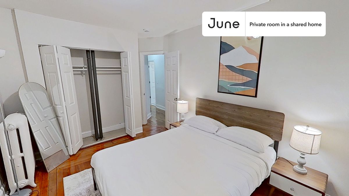 

PLEASE NOTE: This is a private room in a shared apartment. You will have your own bedroom and shared common areas (kitchen, bathroom, etc.) with other residents.

Queen bedroom in a 4 bedroom / 1 bathroom apartment!

Check out 3D tour now:  https://jnhm.es/8gt

This  Queen room in Roxbury  is available on a 12 month lease or a flexible short term (31 to 364 days) lease. You pick your custom start and end date. Monthly rent rate is determined by furnishing preference, move-in date and move-out date. Speak to a June representative for recommendations on the best stay duration for the lowest rate, and learn more about this home on the June website:  https://jnhm.es/6E9

Amenities of this home:   Dishwasher,    Furnished Common Areas,    Wi-Fi - Paid separately (High-Speed),    Guarantors Allowed,       32-inch Flat-Screen TV,    Dining area,       Laundry - Paid separately (in building),    Hardwood Flooring,    Oven,    Refrigerator,   also, this unit is conveniently located, several local parks, restaurants and bars are just minutes away.

About June Homes: Welcome to the easiest rental experience of your life. Rent furnished or unfurnished apartments on a 12 month lease or a flexible short term (31 to 364 days). As a resident, you’ll have access to 24/7 support and monthly cleanings of the home’s shared spaces. Sign up now to apply online for your next home with June: https://jnhm.es/sign-roomi

Brokers welcome! Contact us for more details.

Interested? Kindly note that the minimum stay duration would be 31 days. 

Use this listing ID when speaking to June team:  #1875 A